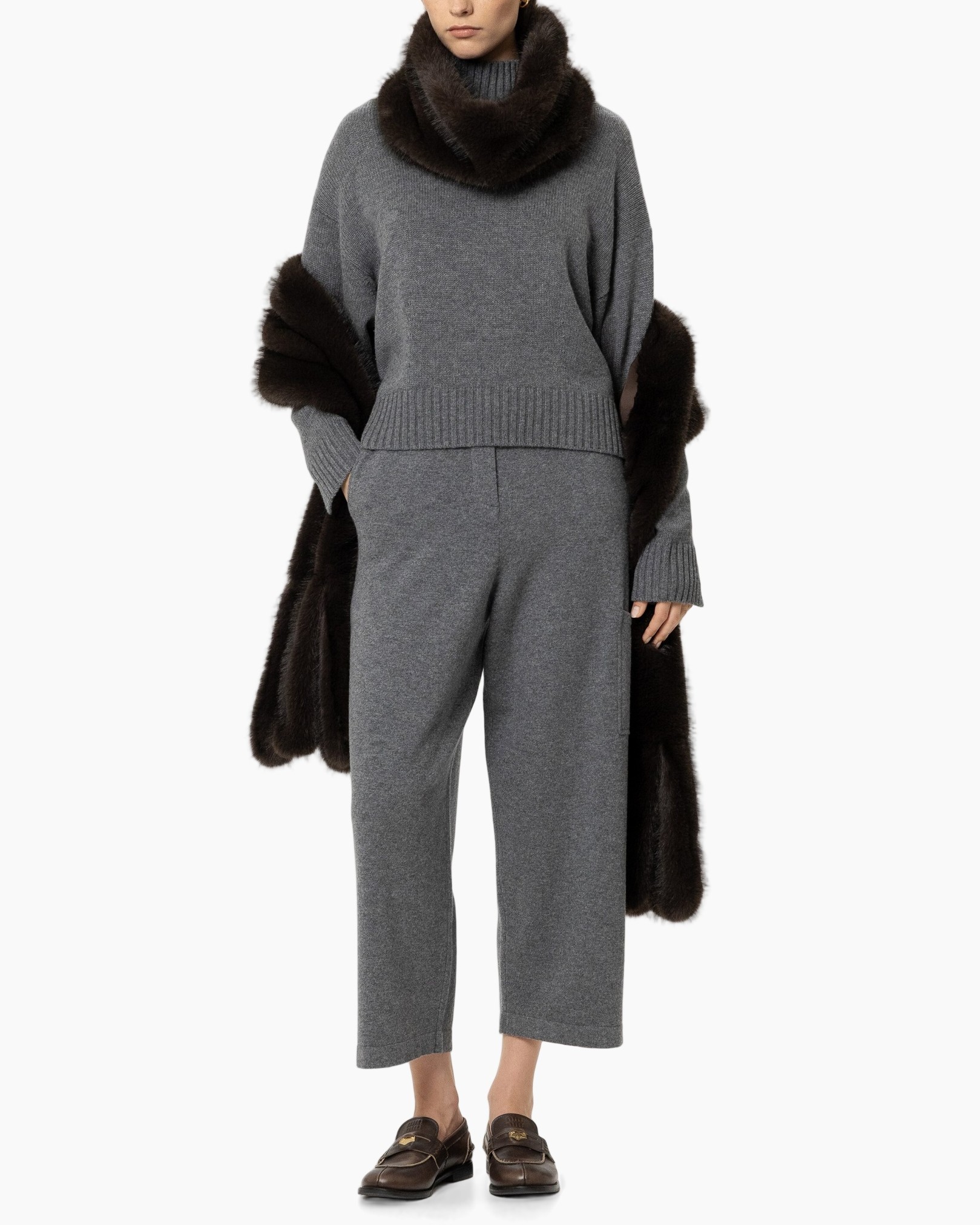 grijs gebreide set, lossen trui, wijdere broek, sjaal, mocassin loafers