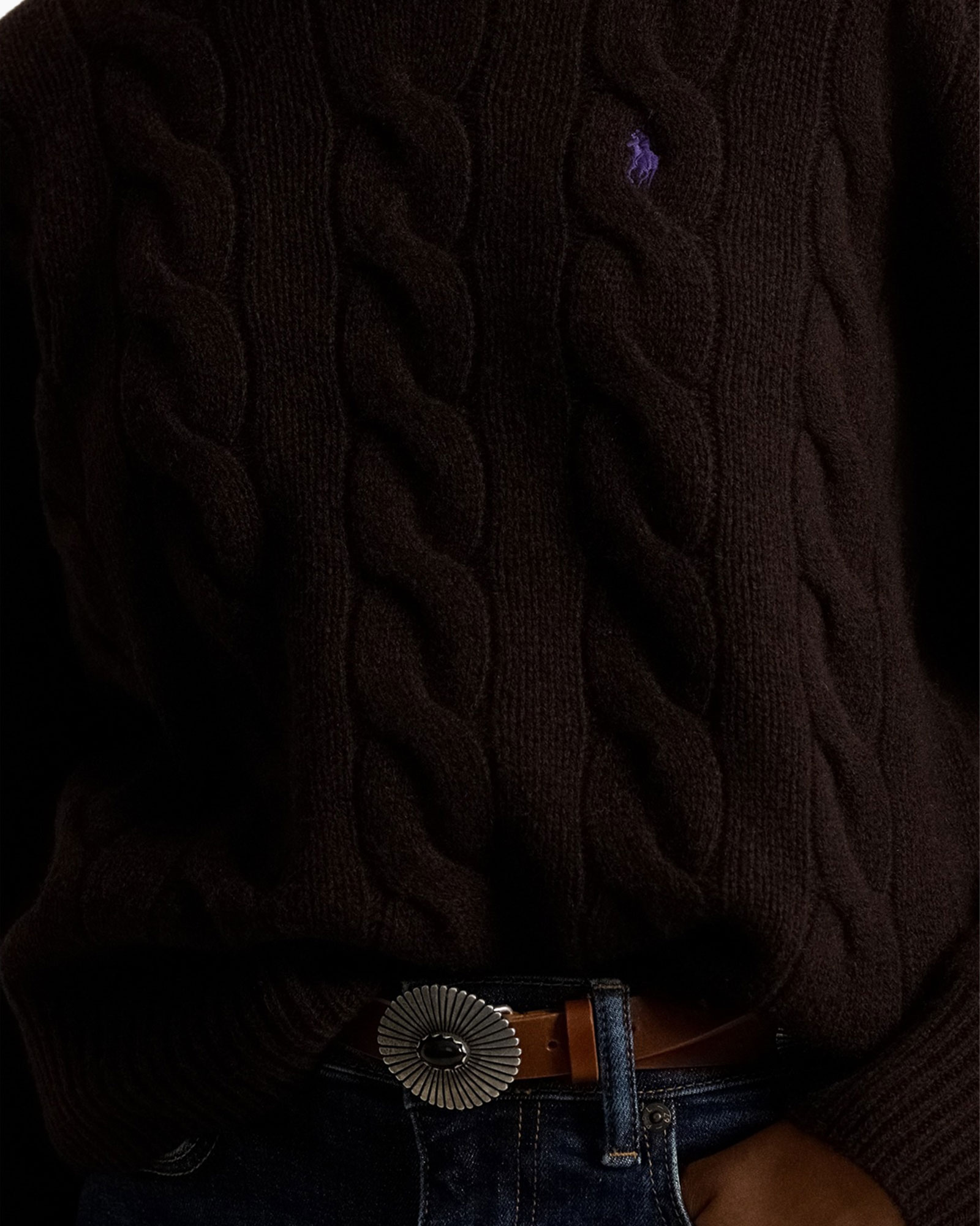 gebreide trui, kabelbrei, bruine trui, riem, denim jeans