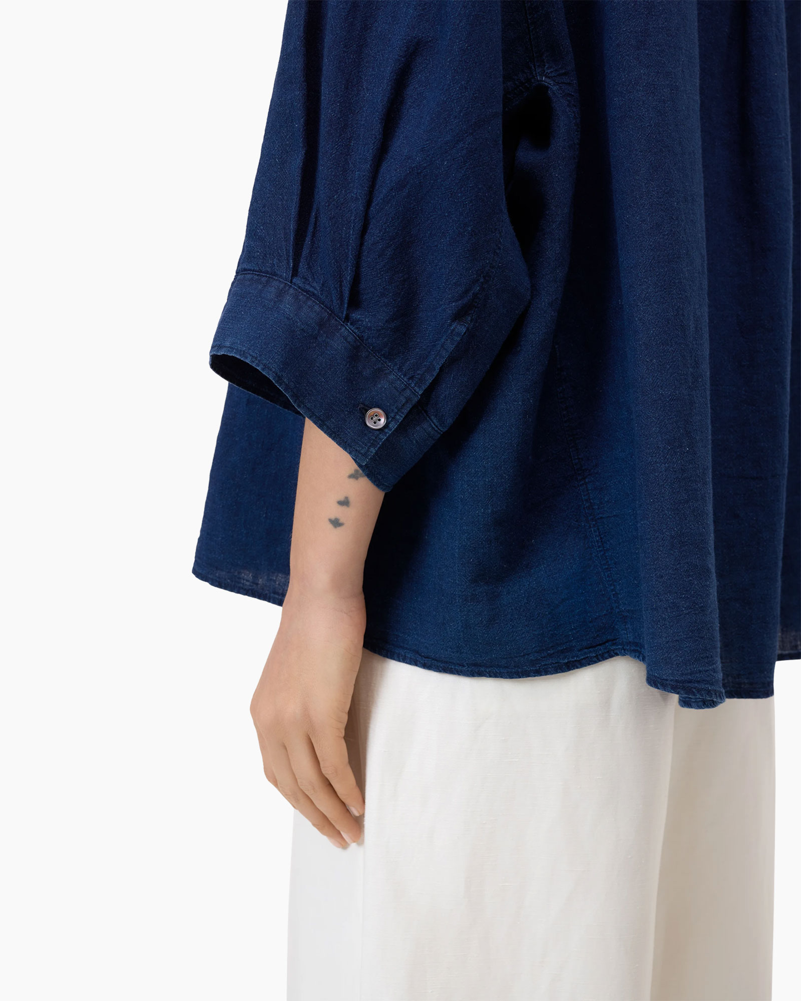 denim, linnen, lange mouw, omrolbare zoom, kleine tatoeage