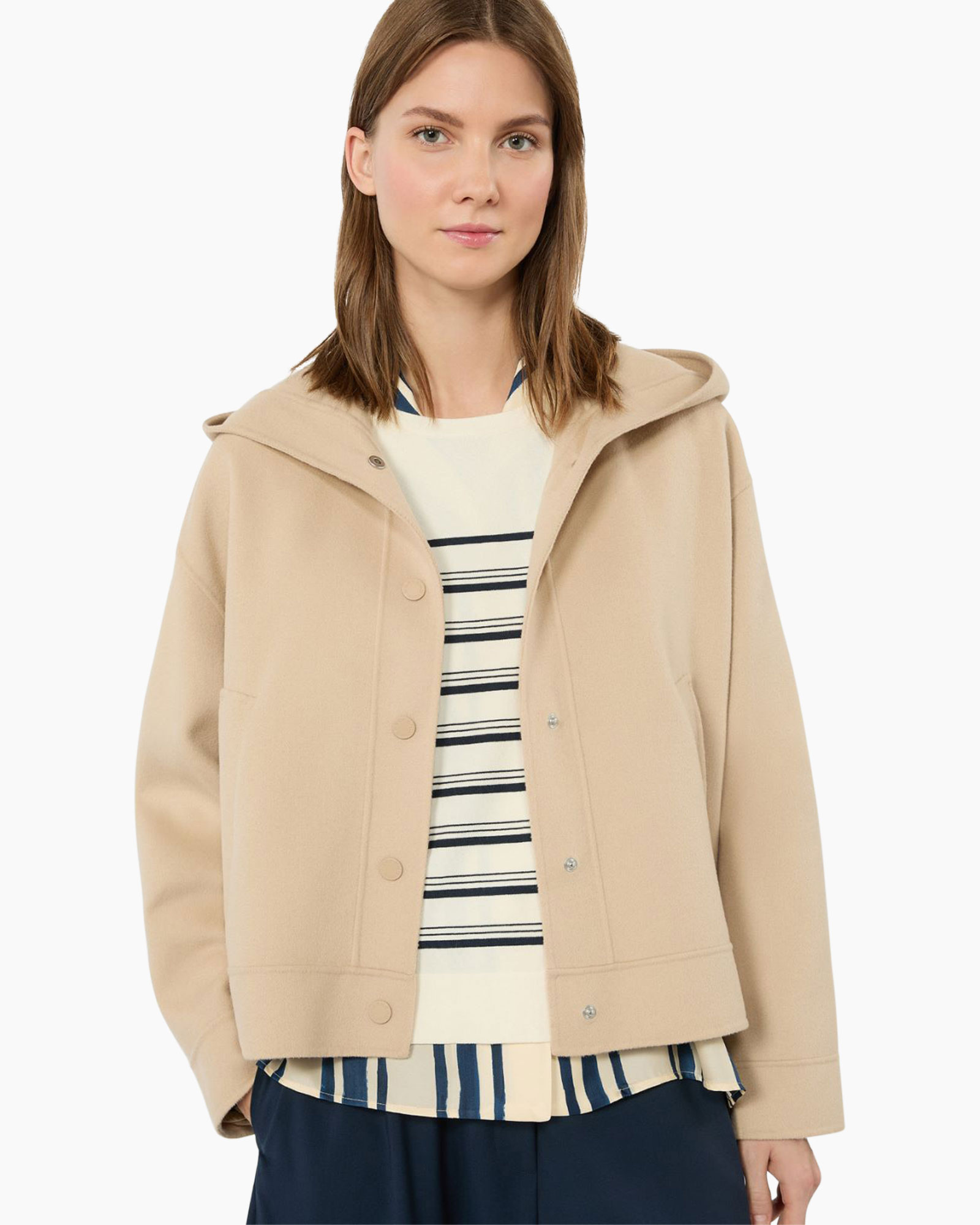 beige jas, hooded jas, laagjeslook, gestreepte trui, vest alternatief