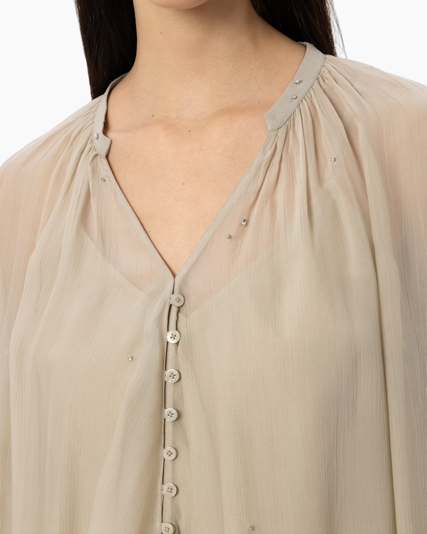 blouse beige, kreukelige stof, knopenrij, versierde halslijn, V-hals