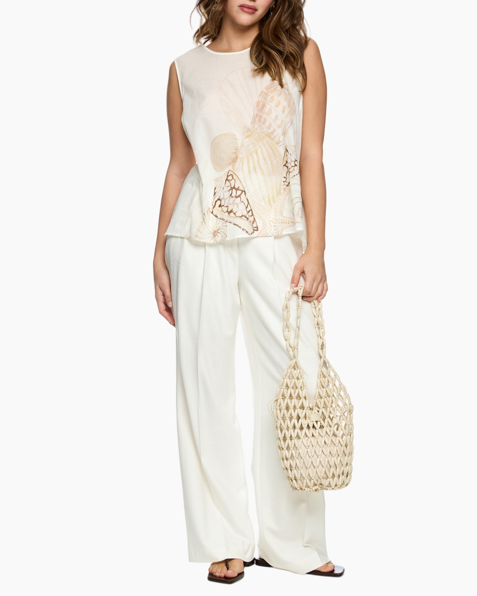 tanktop, beige schelpenprint, gewoven tas, wijdvallen broek, sandaal