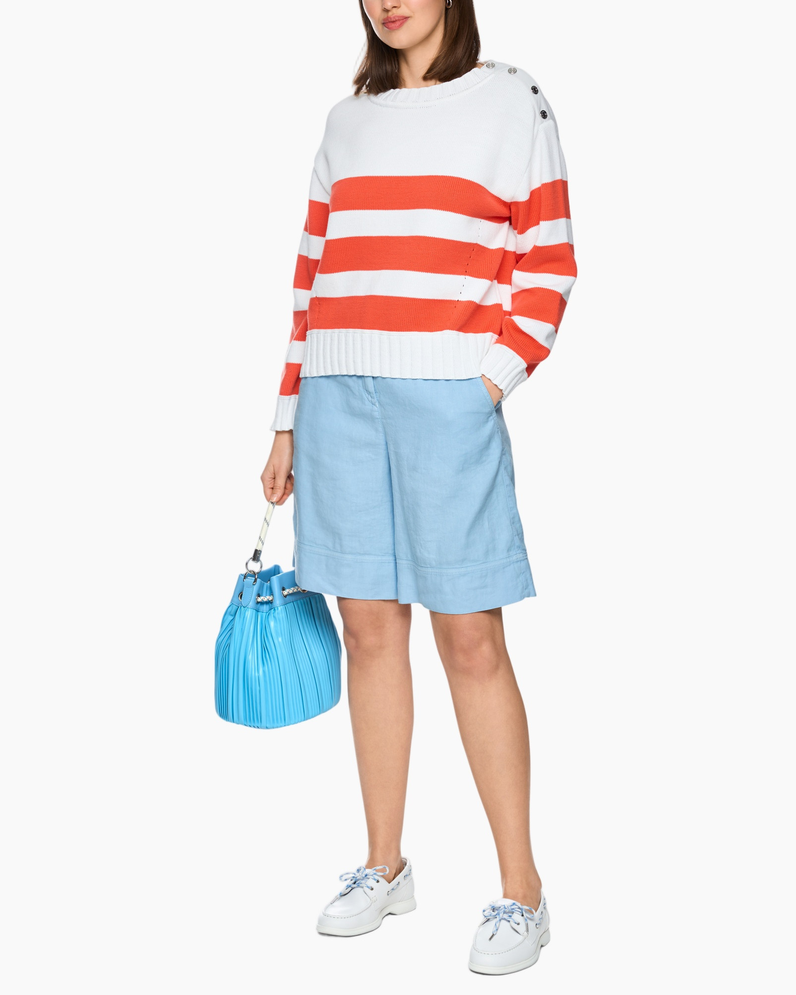 gestreepte trui, oranje-witte strepen, kraagloze trui, breipulover, knopen schouderdetail