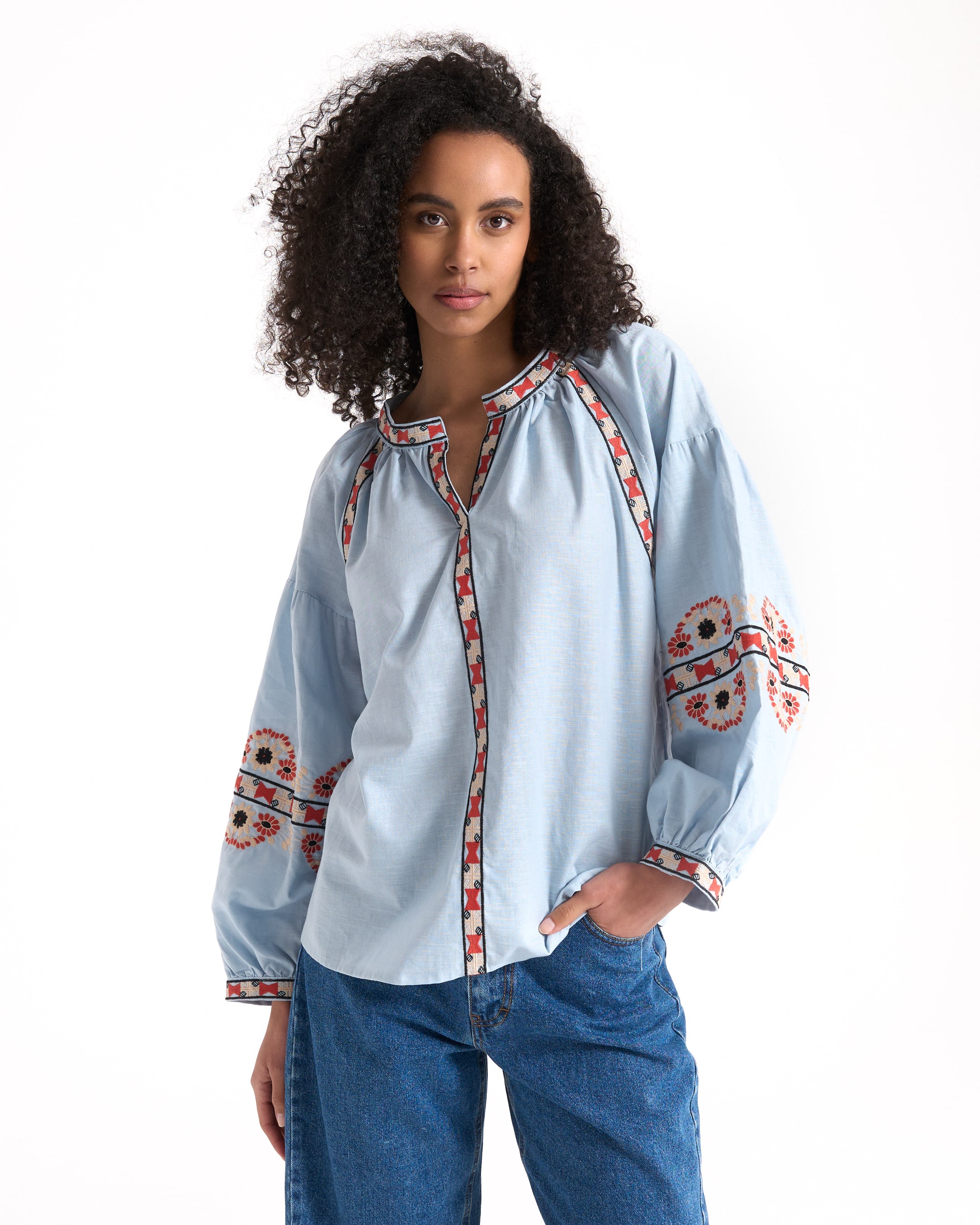 blouse, geborduurde, bloemenpatroon, pofmouwen, lichtblauw