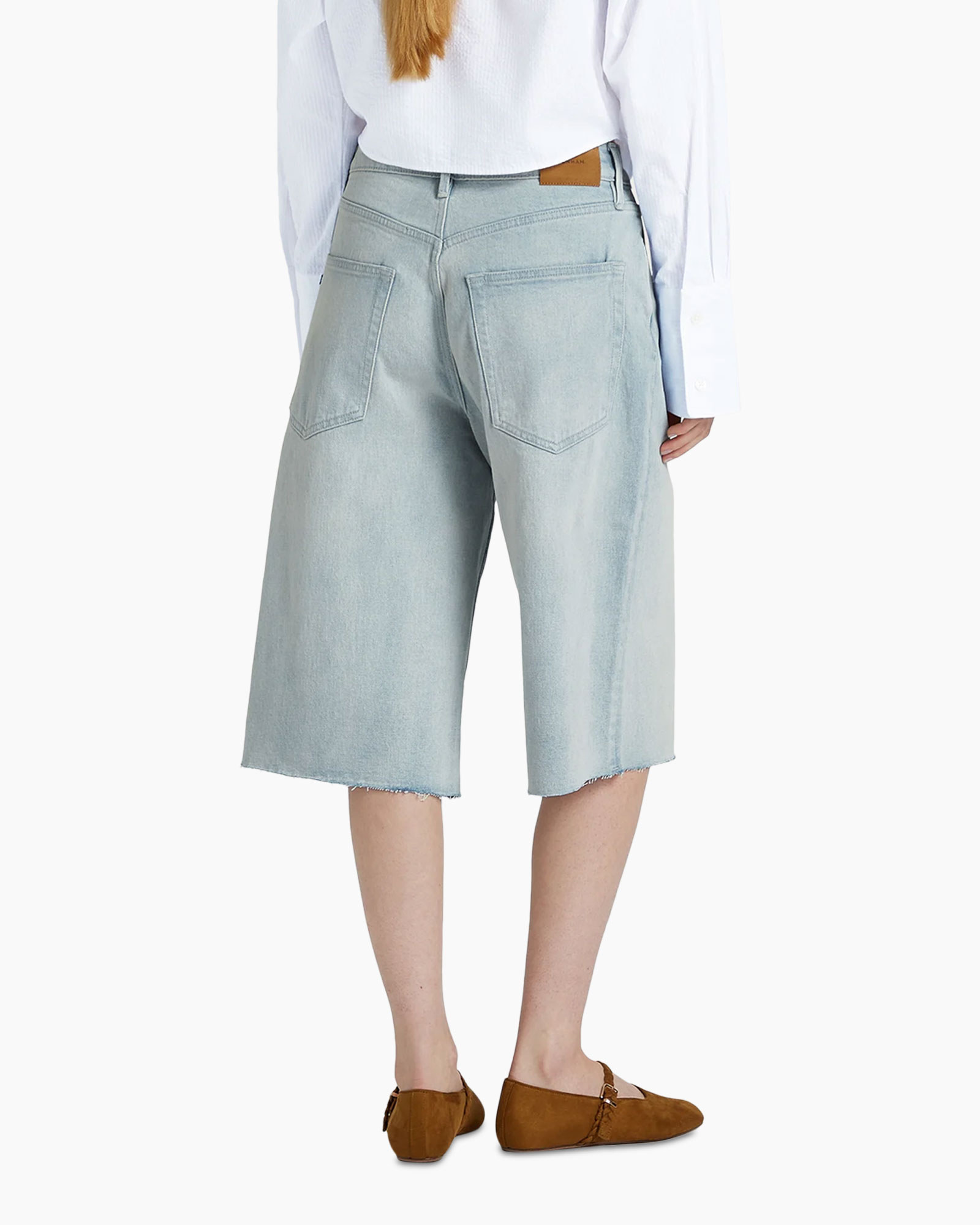 spijker shorts, knee-length, lichte wassing, gerafelde zoom, bruine loafers