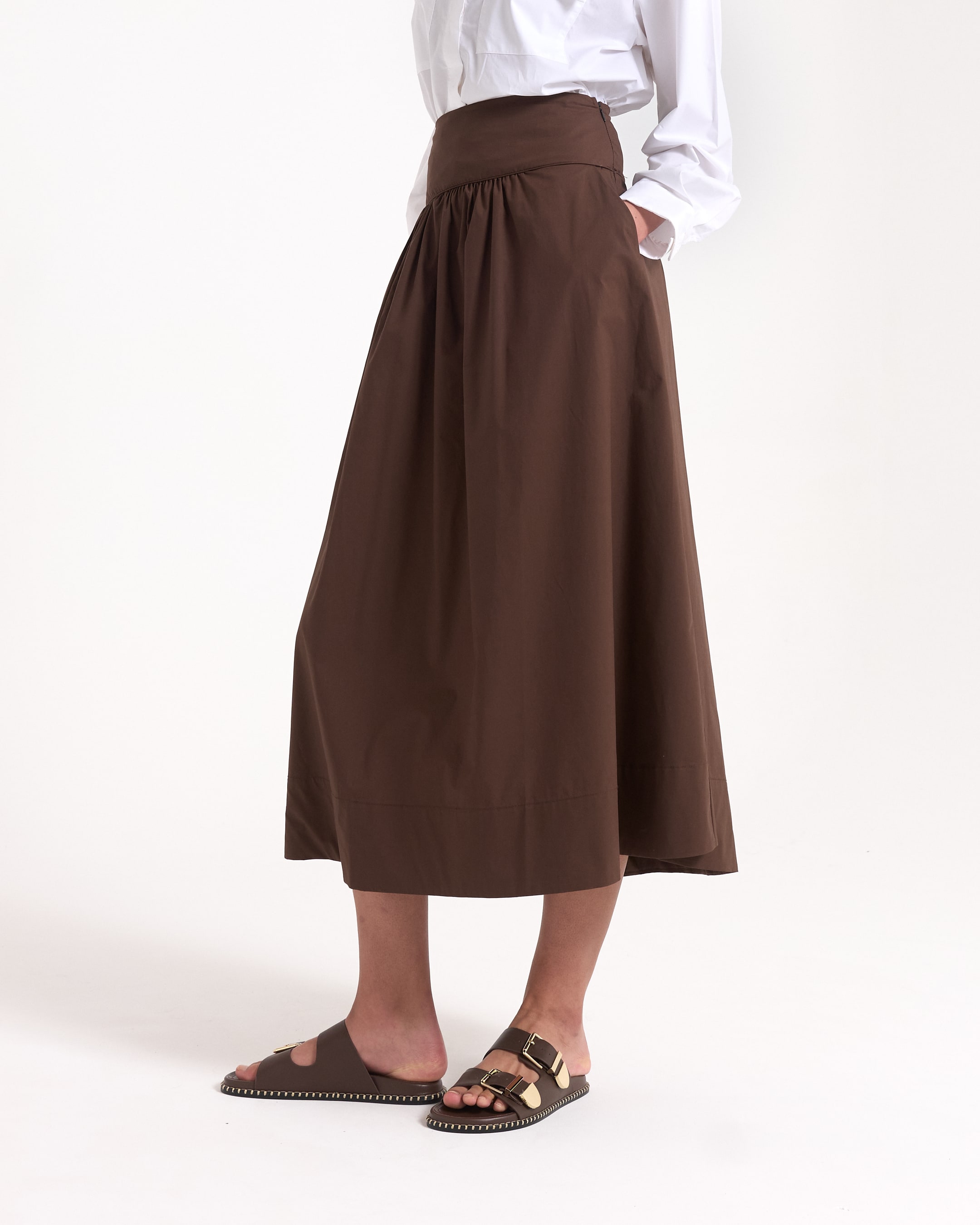 witte blouse, knopenoverhemd, zakken, kraag, bruine rok