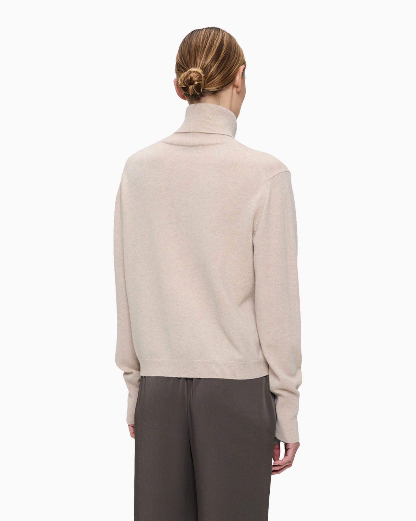 rolkraag, beige trui, breiwerk, lange mouwen, pullover