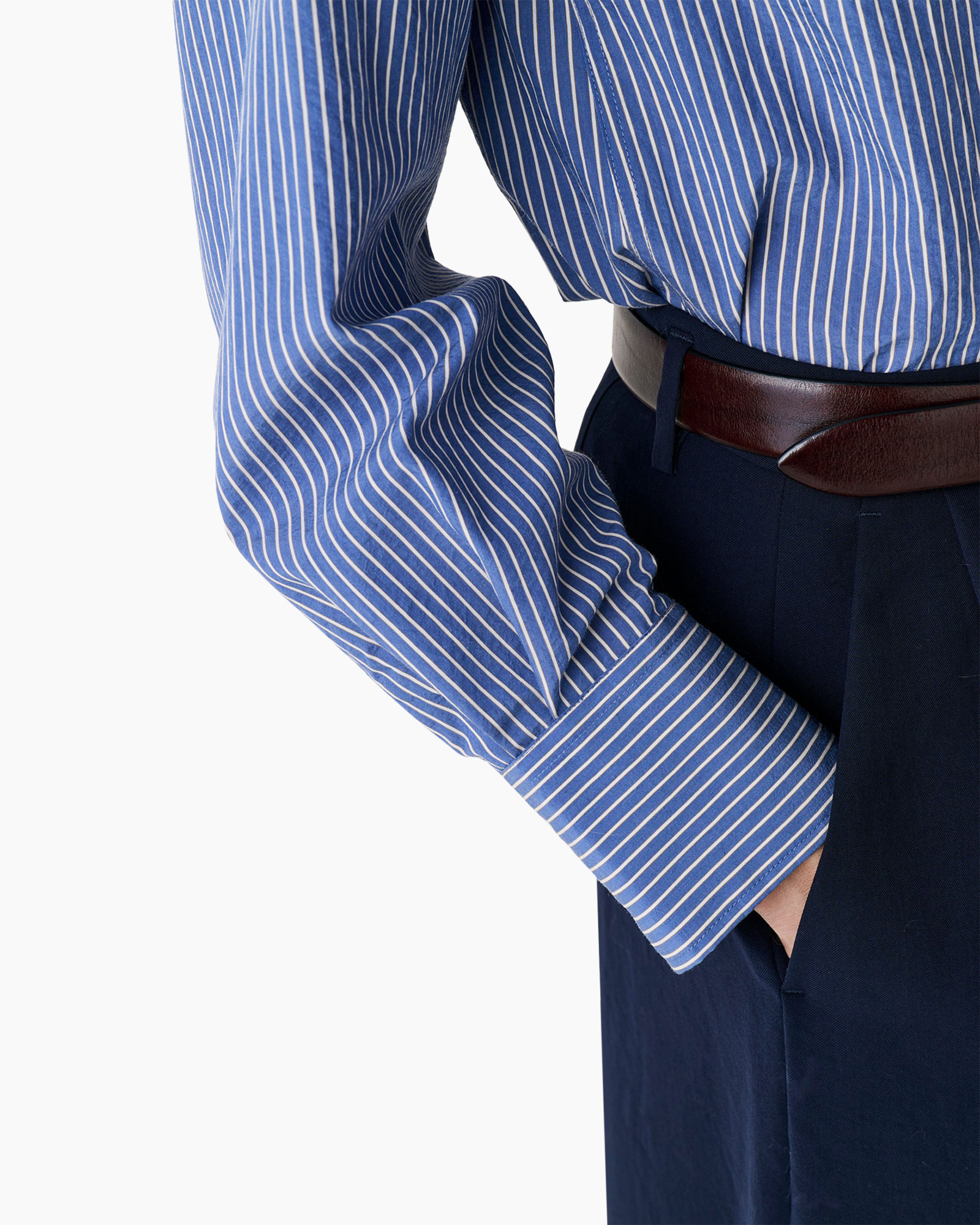 overslag?, blau shirt, lang mouwen, riem, broek