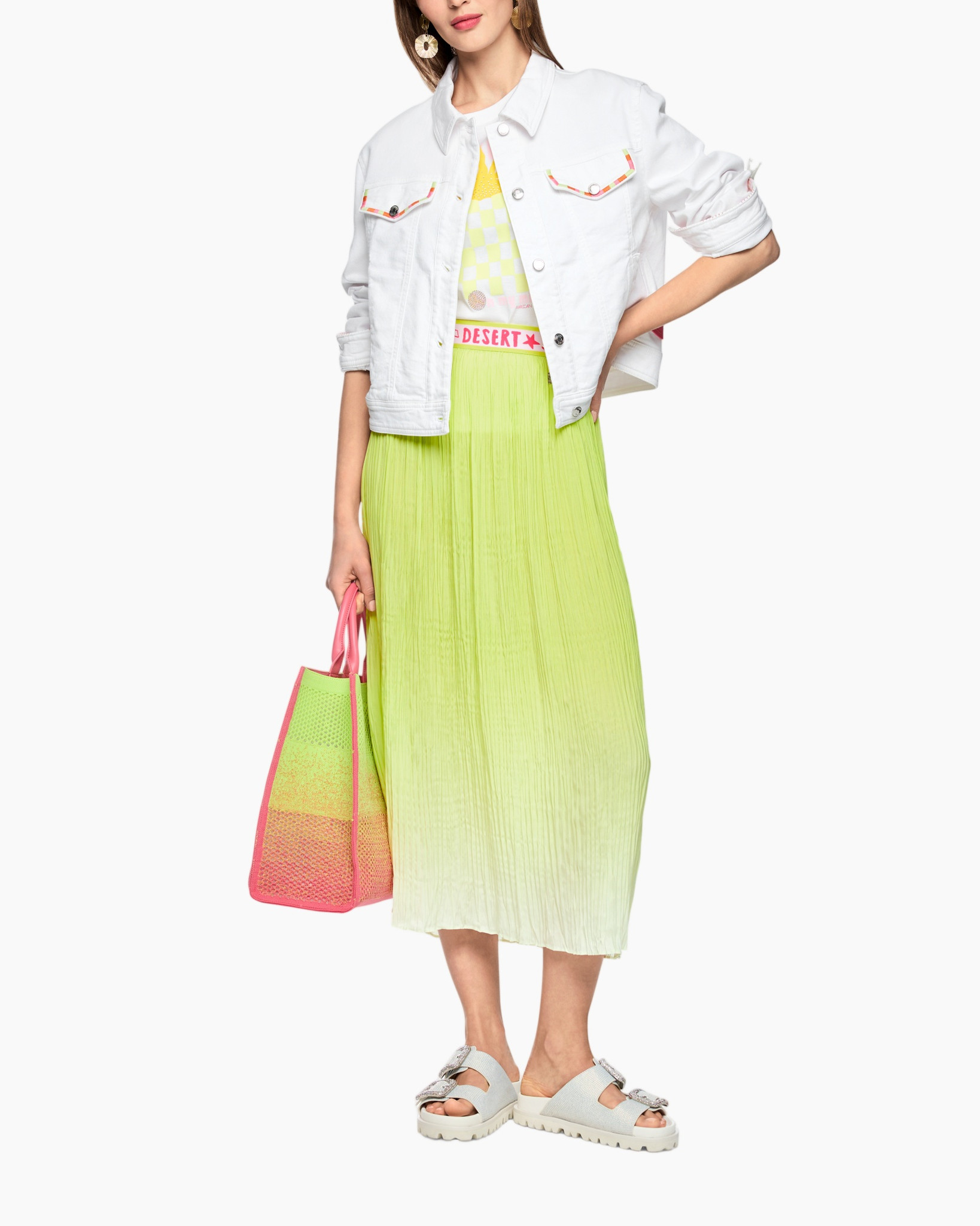 witte denim jacket, neon groene rok, gradient tas, sandalen, bolde kleuren