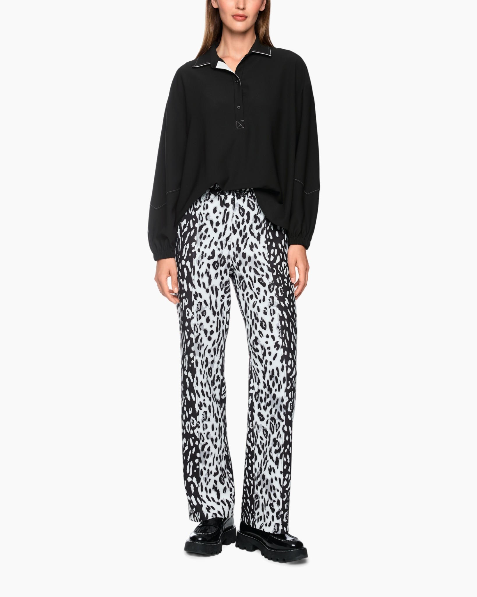 zwarte top, polo shirt, lange mouwen, kraag met stiksel, luipaard print broek
