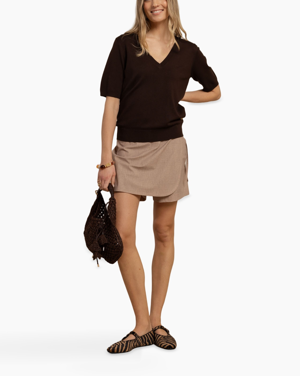 v-hals, korte mouwen, bruine top, beige rok/kledingstuk, platte sandalen