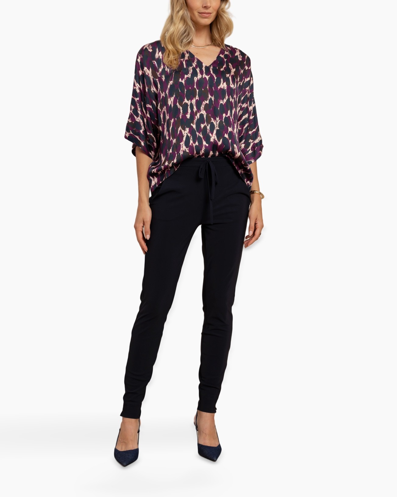 blouse, patroon dierenprint, v-hals, zwarte broek, enkellengte