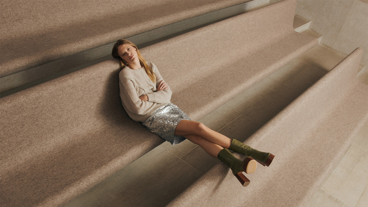 Luisa Cerano thema 'Edgy Khakis' dame op een trap
