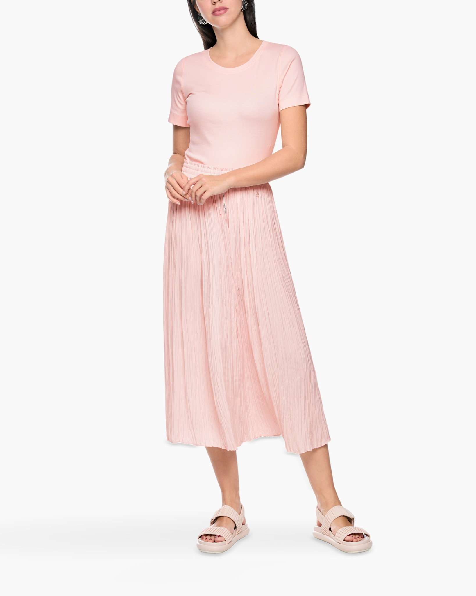 peach, t-shirt, midi rok, plissé, sandalen