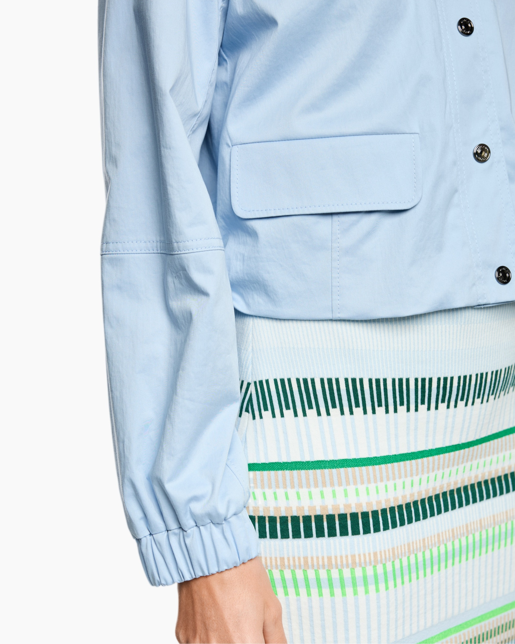 lichtblau_jack, knop_jas, zak_flap, elastische_mouwboord, gebreide_rok_patroon