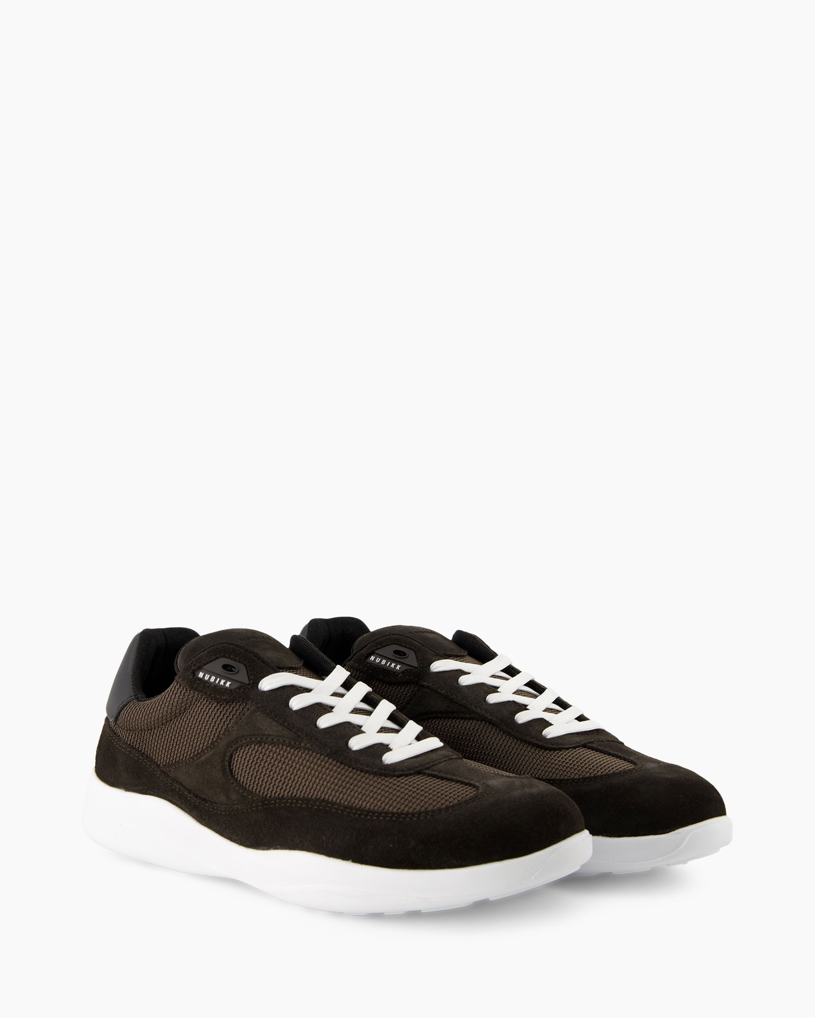 neakers, bruin, mesh, witte zool, gevlochten touw?