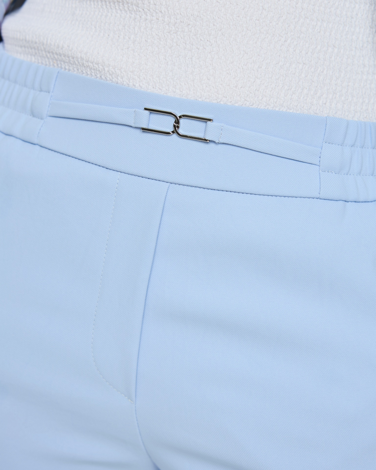 lichtblauwe broek, riemsluiting, elastische taille, metalen gesp, broek