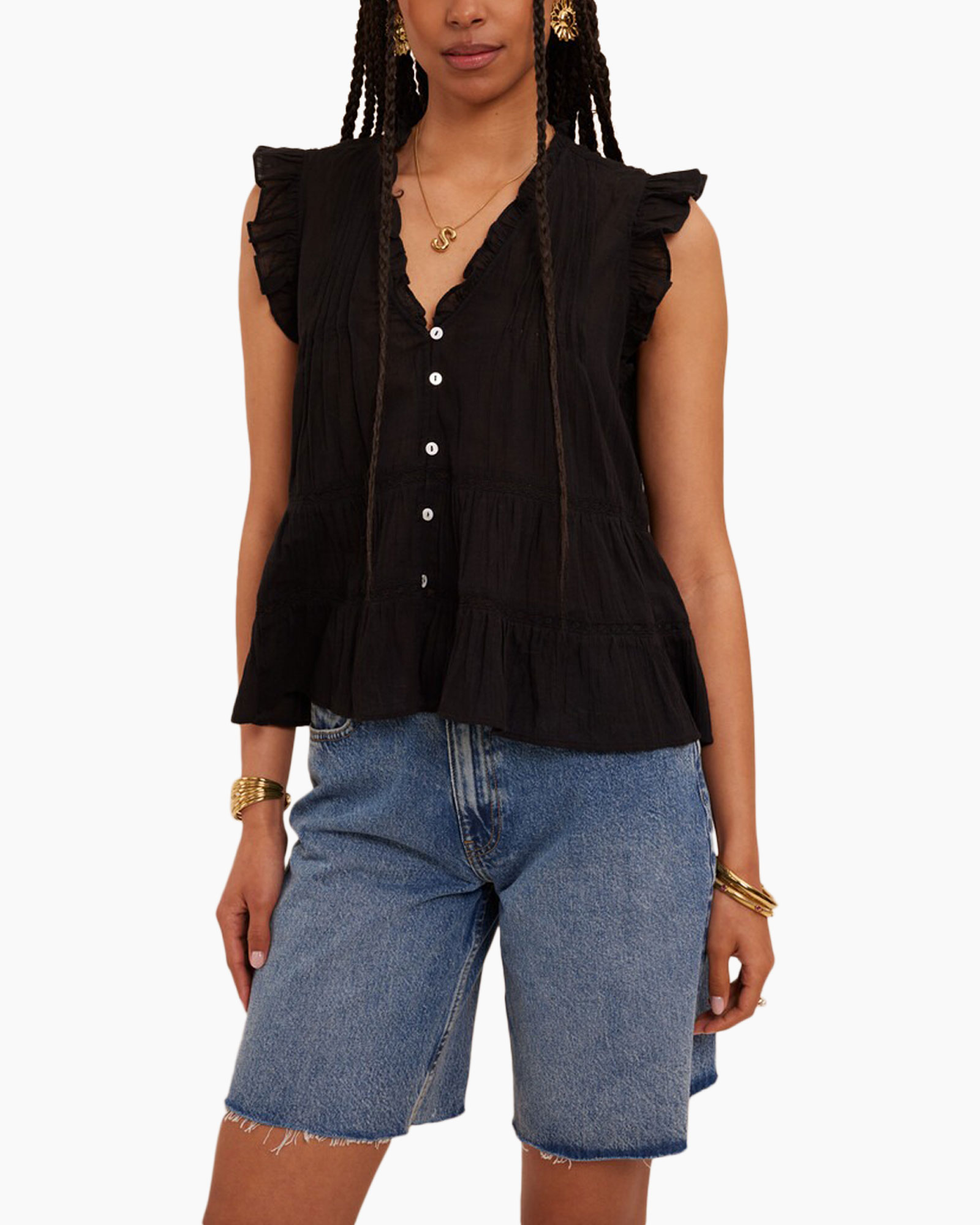 zwarte top, knopenrij, ruffle mouwen, getuide zoom, denim shorts