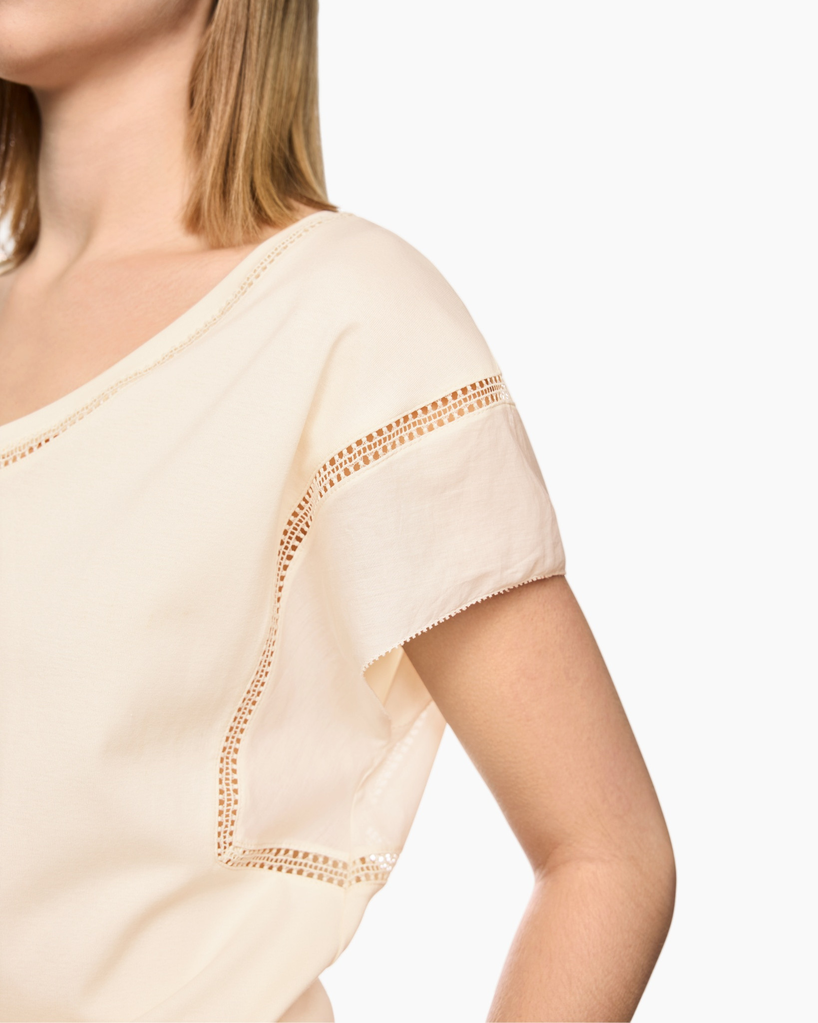 top voor dames, beige blouse, kantbies, korte mouw, geribbelde rand