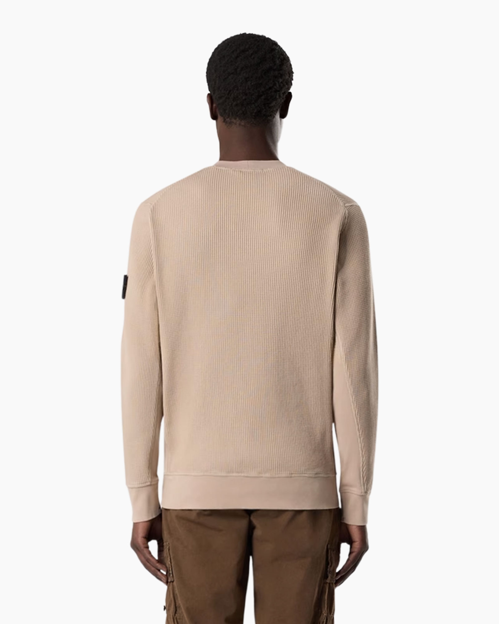 beige katoenen trui, kraagloze trui, lange mouwen, cargo shorts, patch op mouw