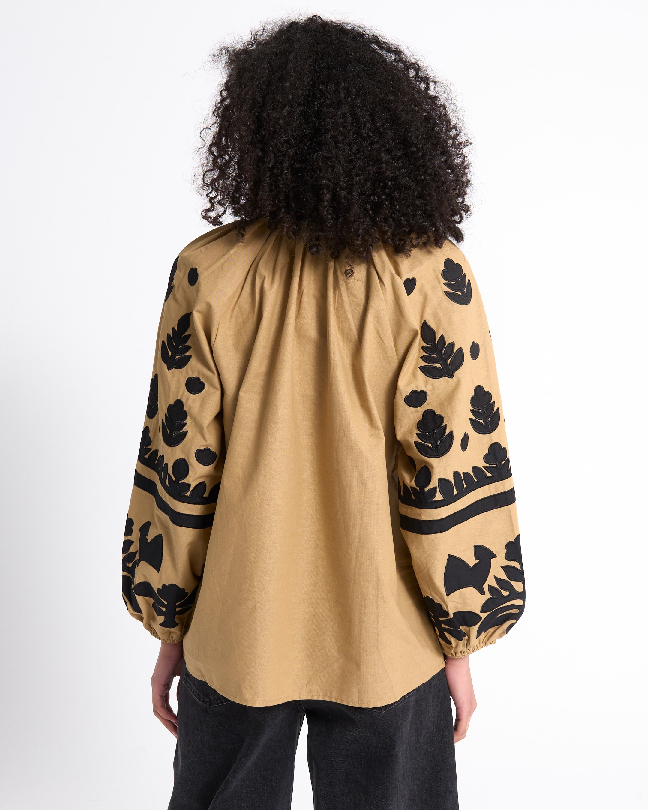 tan blouse, patroon borduursel, zwart bladprint, pofmouwen, lange mouwen top