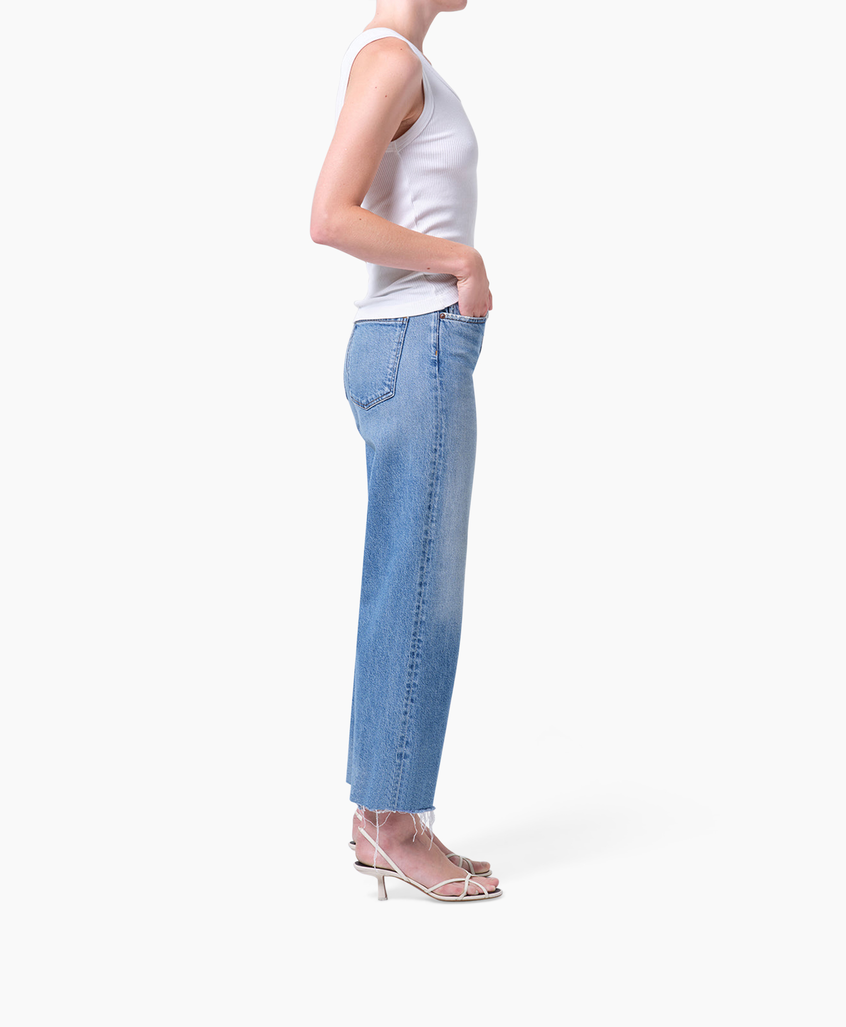 tanktop, witte top, spijkerbroek, wijdedelige, gerafelde zoom