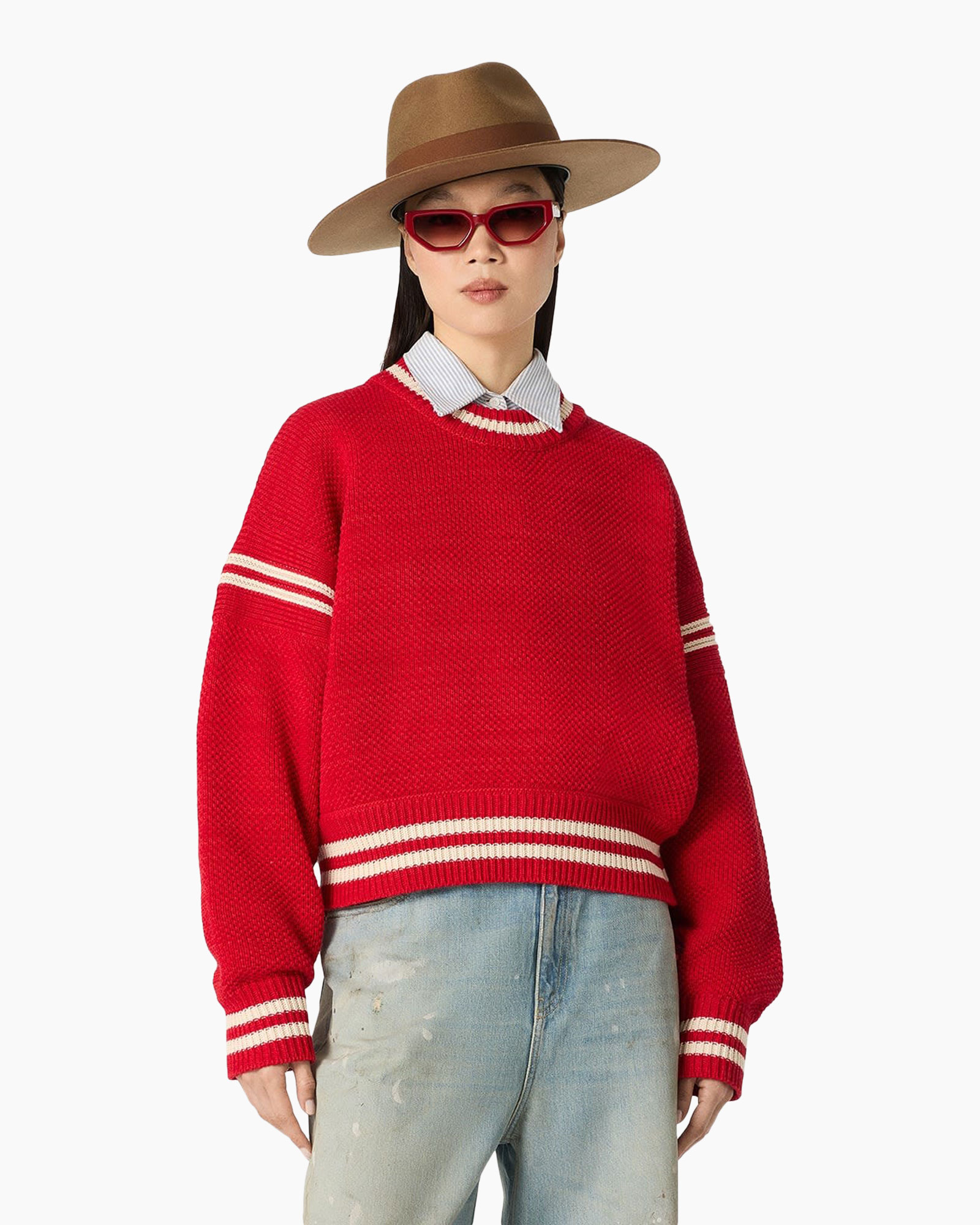 rode trui, rond hals, gestreepte manchetten, versleten jeans, fedora-hoed