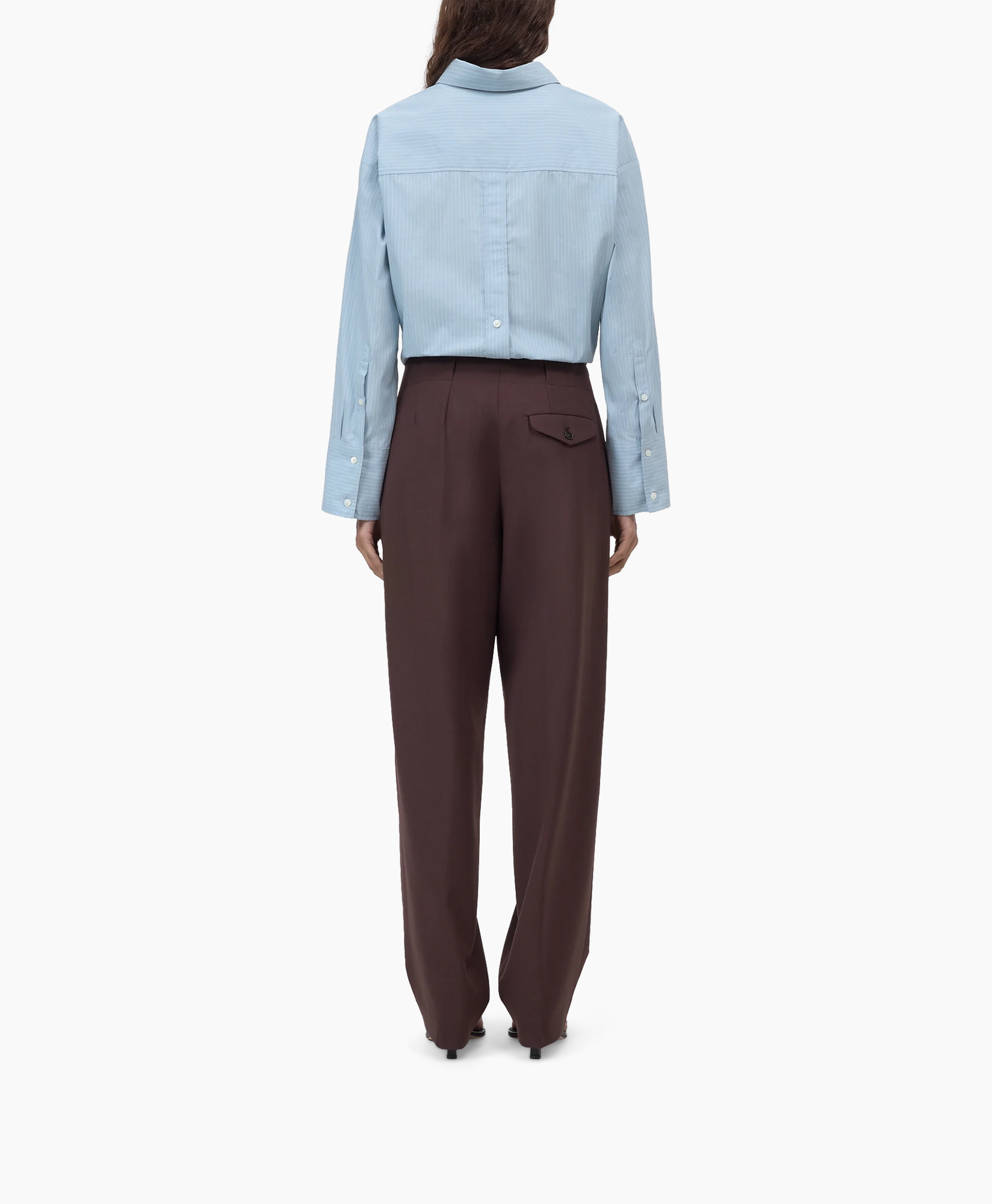 blouse met knopen, blauw overhemd, sjaal, bruine broek, sandalen