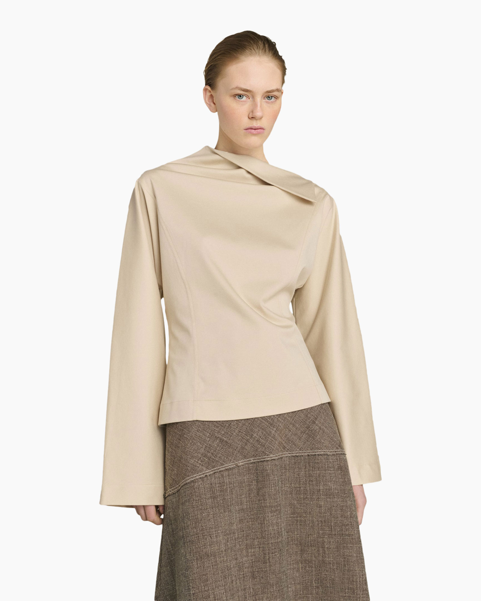 beige top, lange mouwen, asymmetrische kraag, blouse, egale kleur