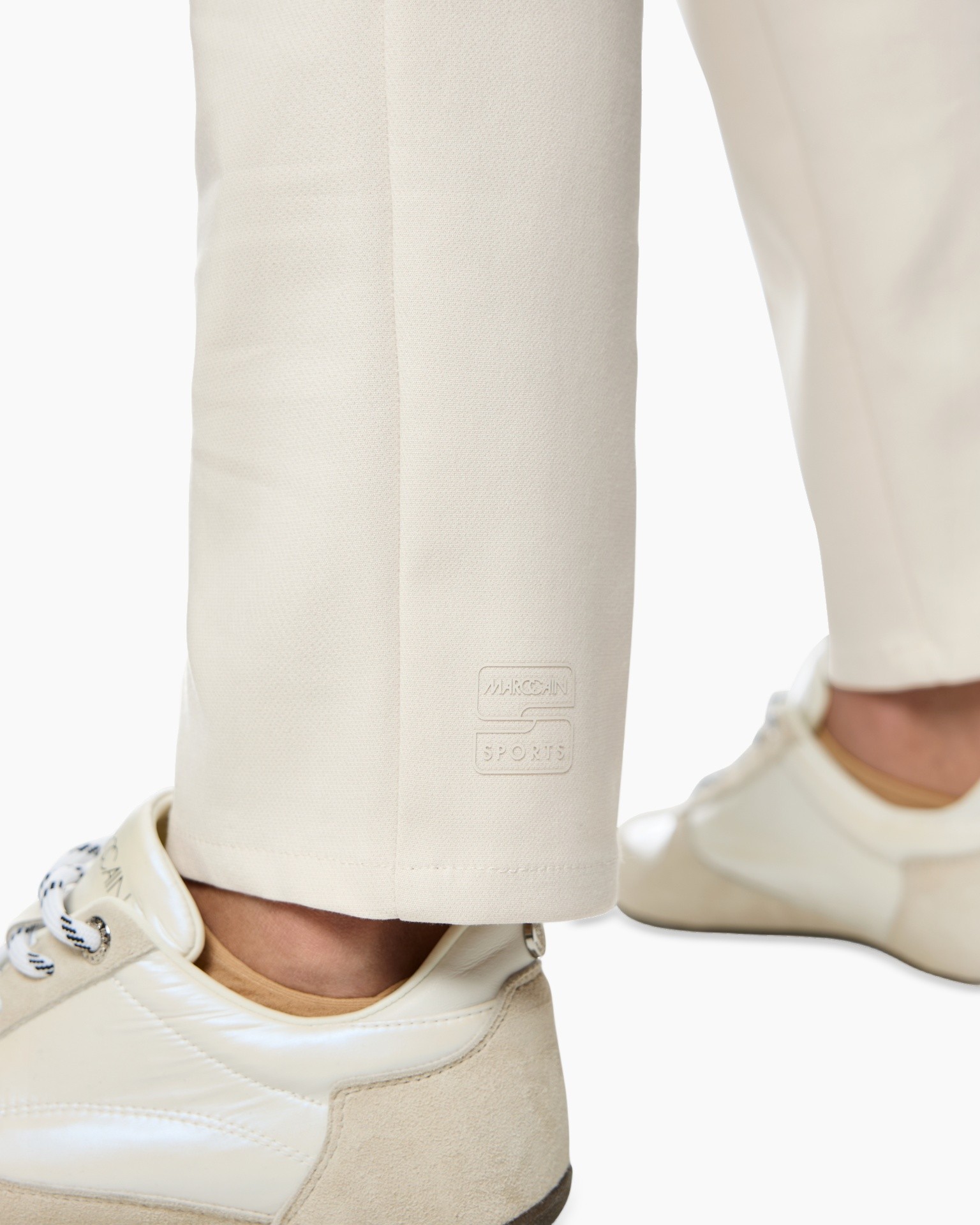 beige broek, enkellengte, katoen/cord stof, logo stempel, casual sneakers
