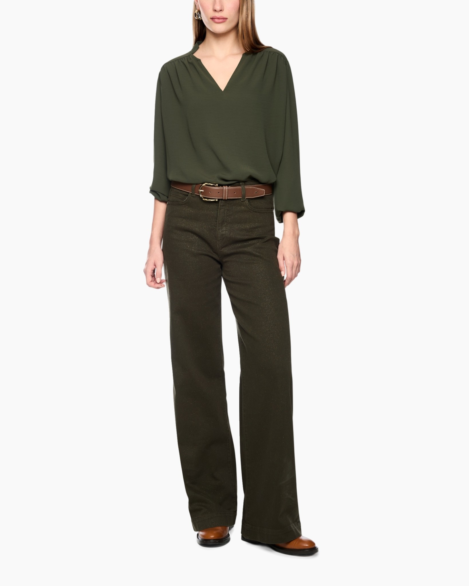 groene blouse, v-hals, driekwart mouwen, olijfgroen, wijdte-benen broek