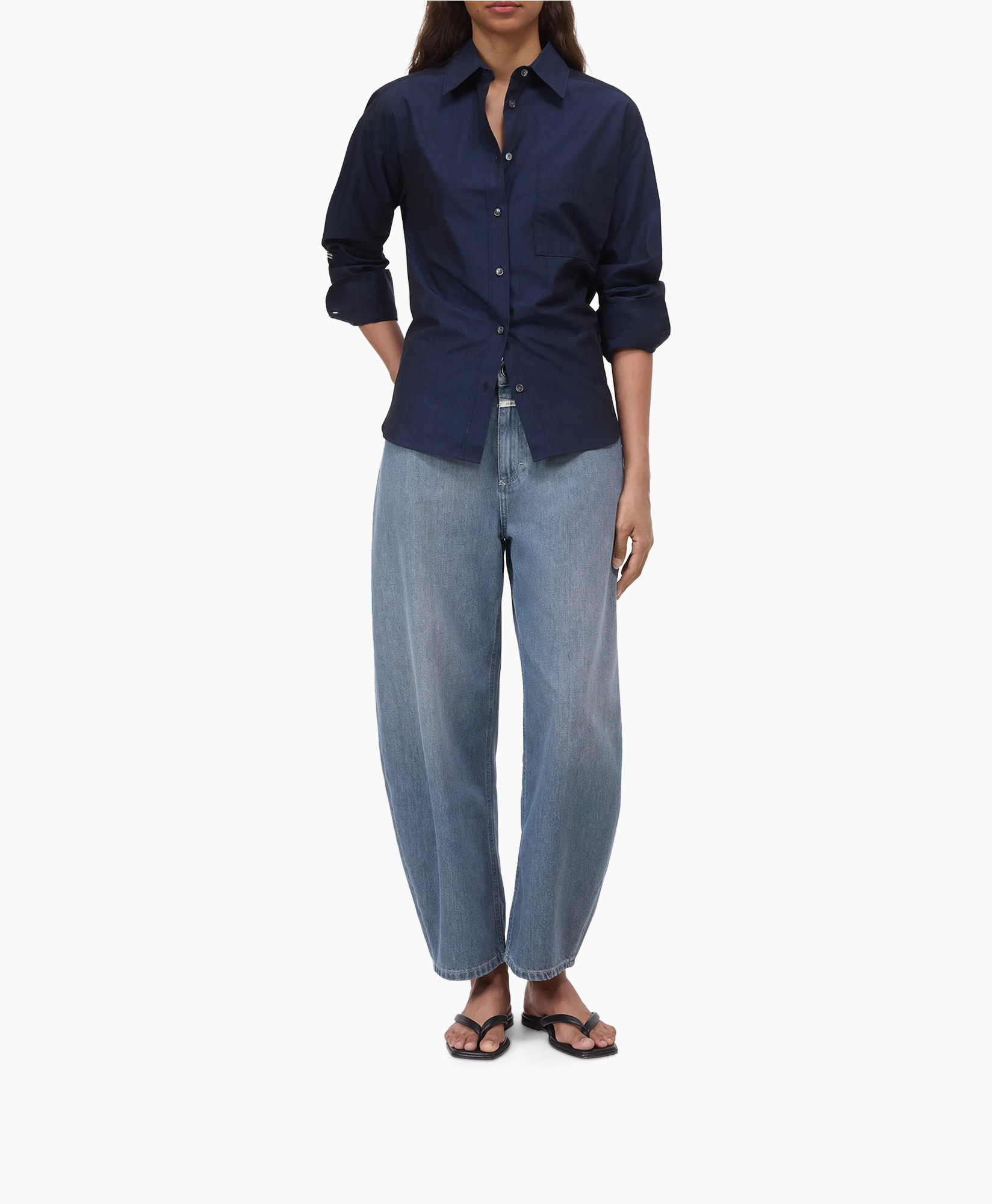 blouse met knopen, navy shirt, lange mouwen, spijkerbroek, flip-flops