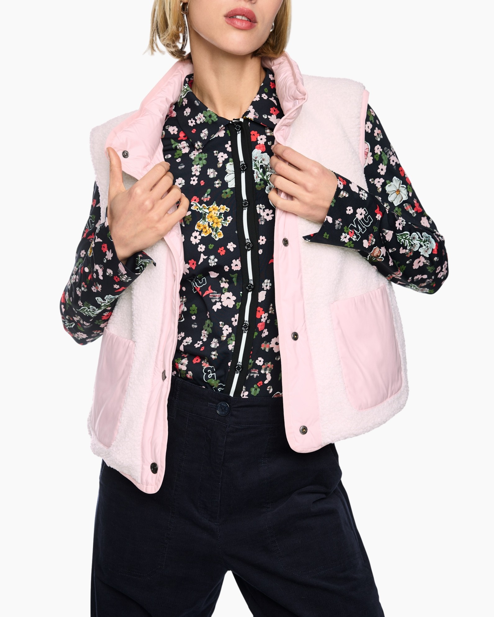 blouse met bloemenprint, zwarte blouse, puffer vest, roze vest, lange mouwen