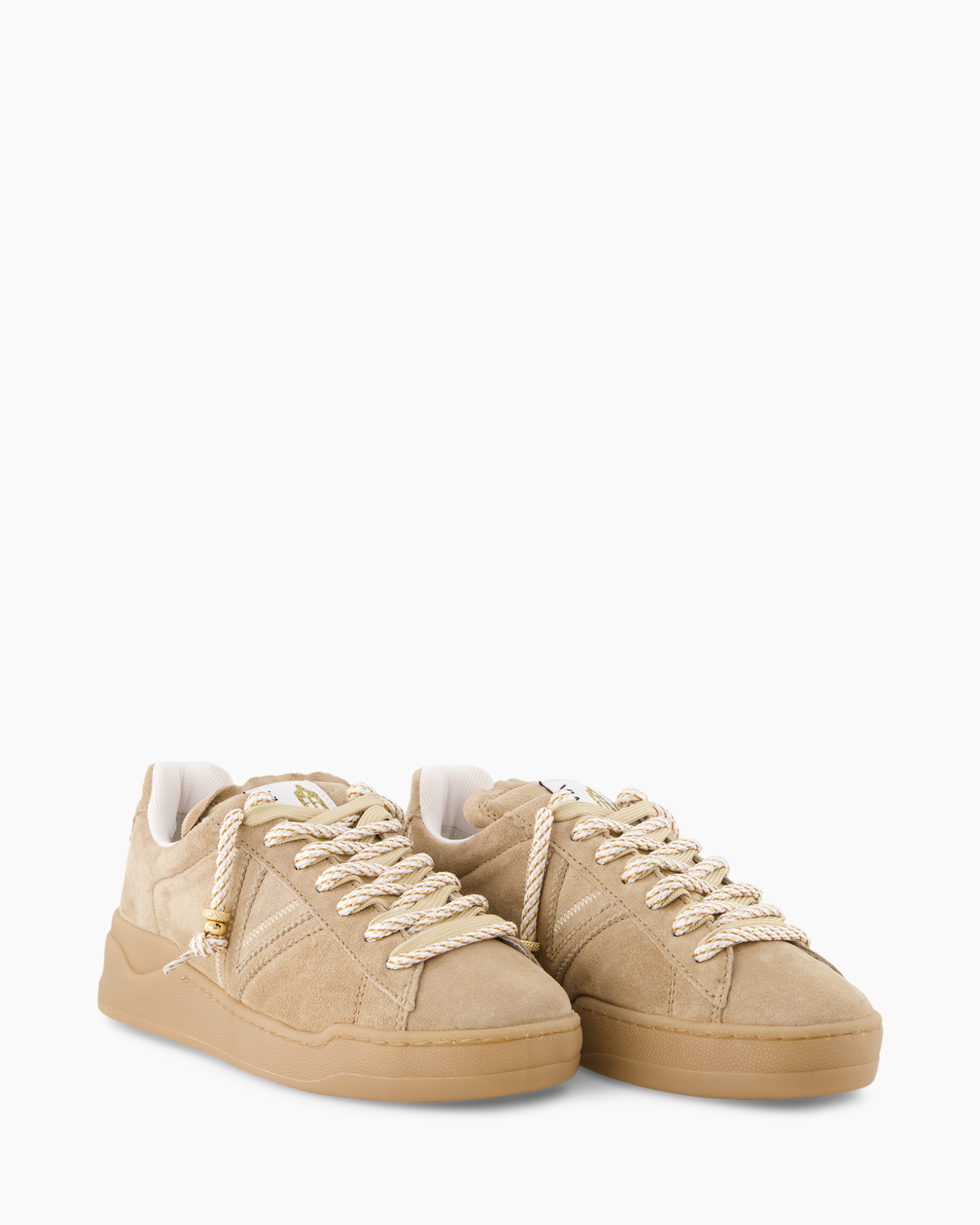 beige sneakers, suede texture, veterschoenen, rubberzool, laag model