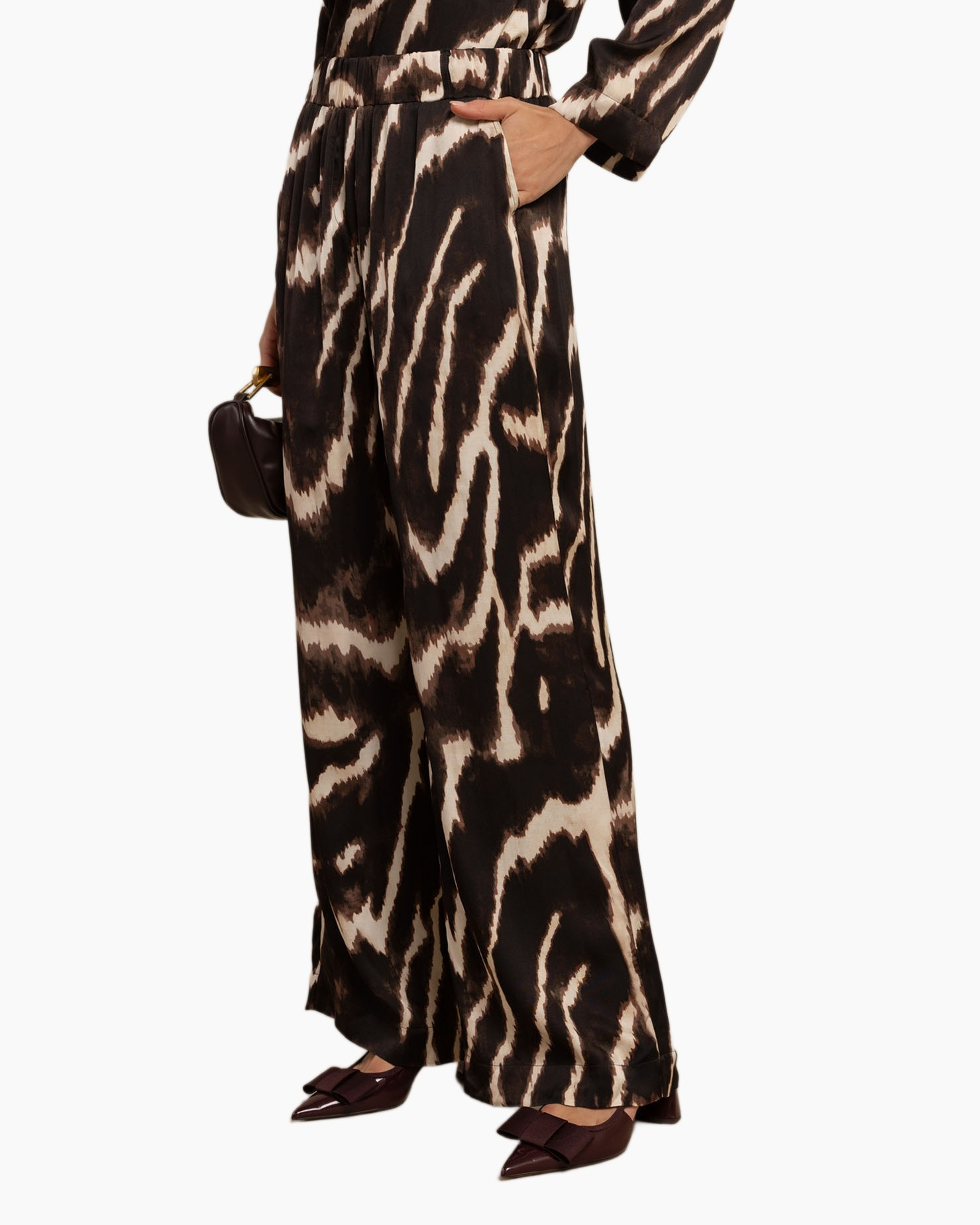 Broeken, Persoon, Formele kleding, Kostuum, Handtas