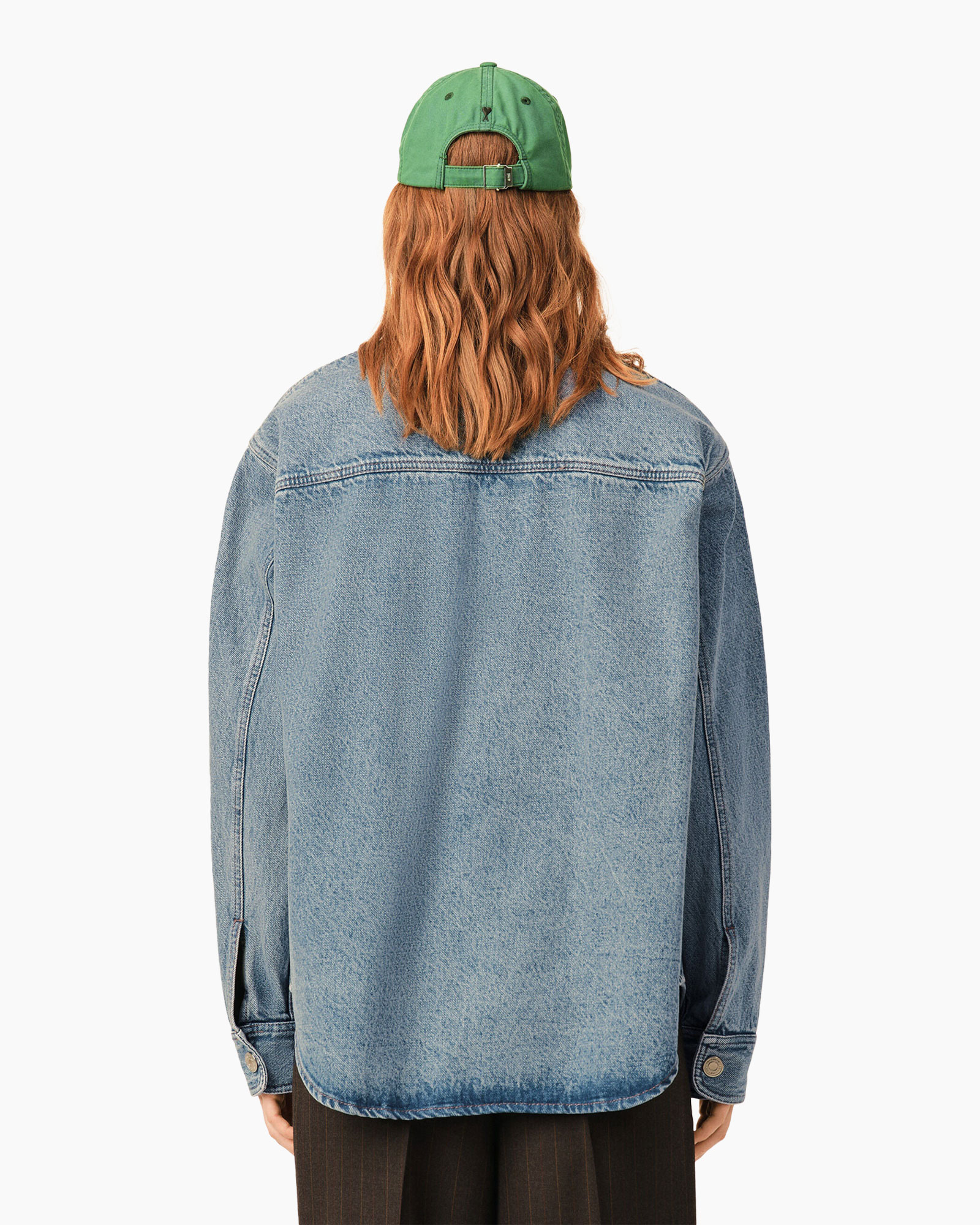 denim shirt, denim jas, geknoopte blouse, groene pet, zakdetail