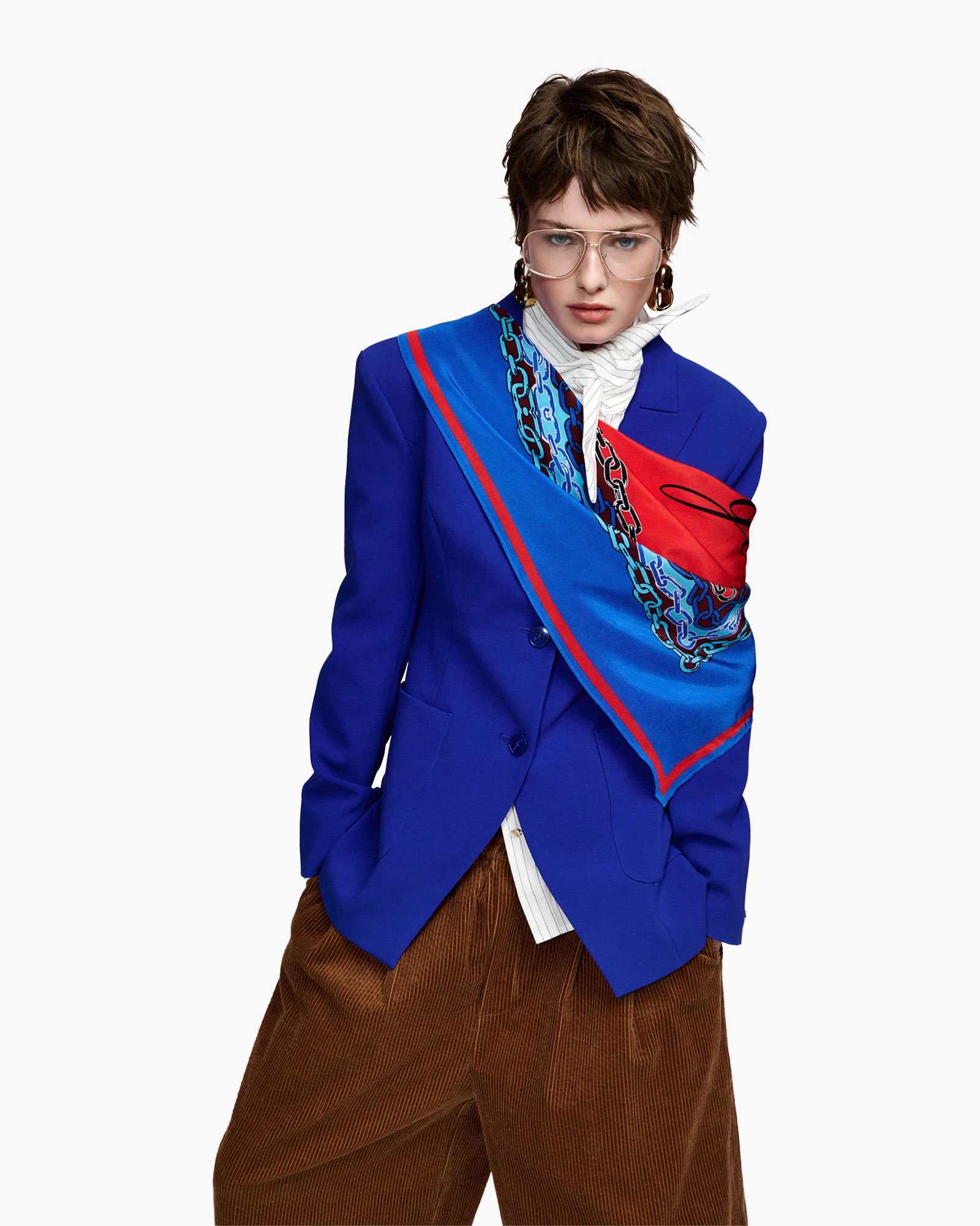 blazer, sjaal, bril, bruin broek, gedurfde kleur