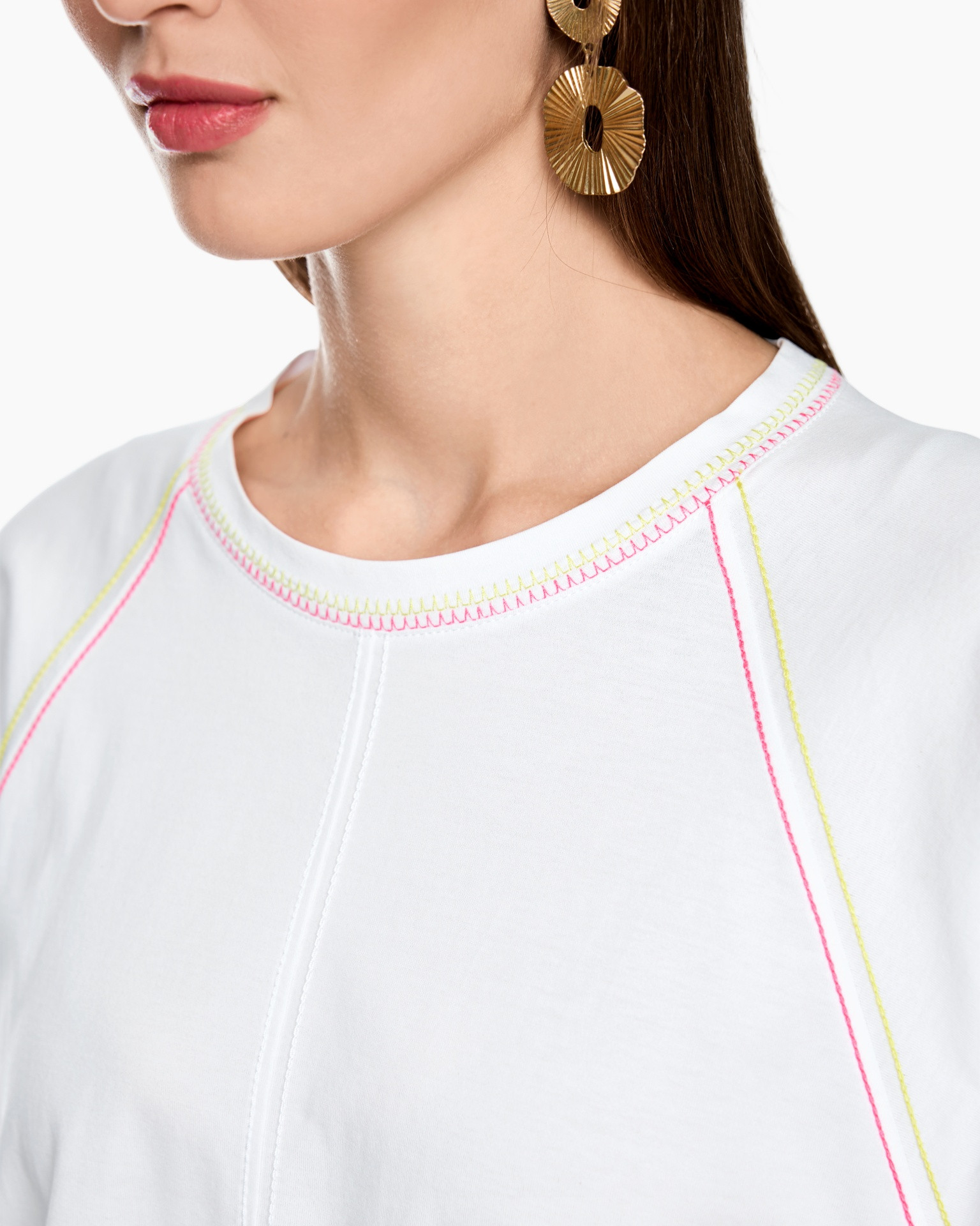 wit top, rond hals, contrast stiksels, roze stiksels, gouden oorbellen