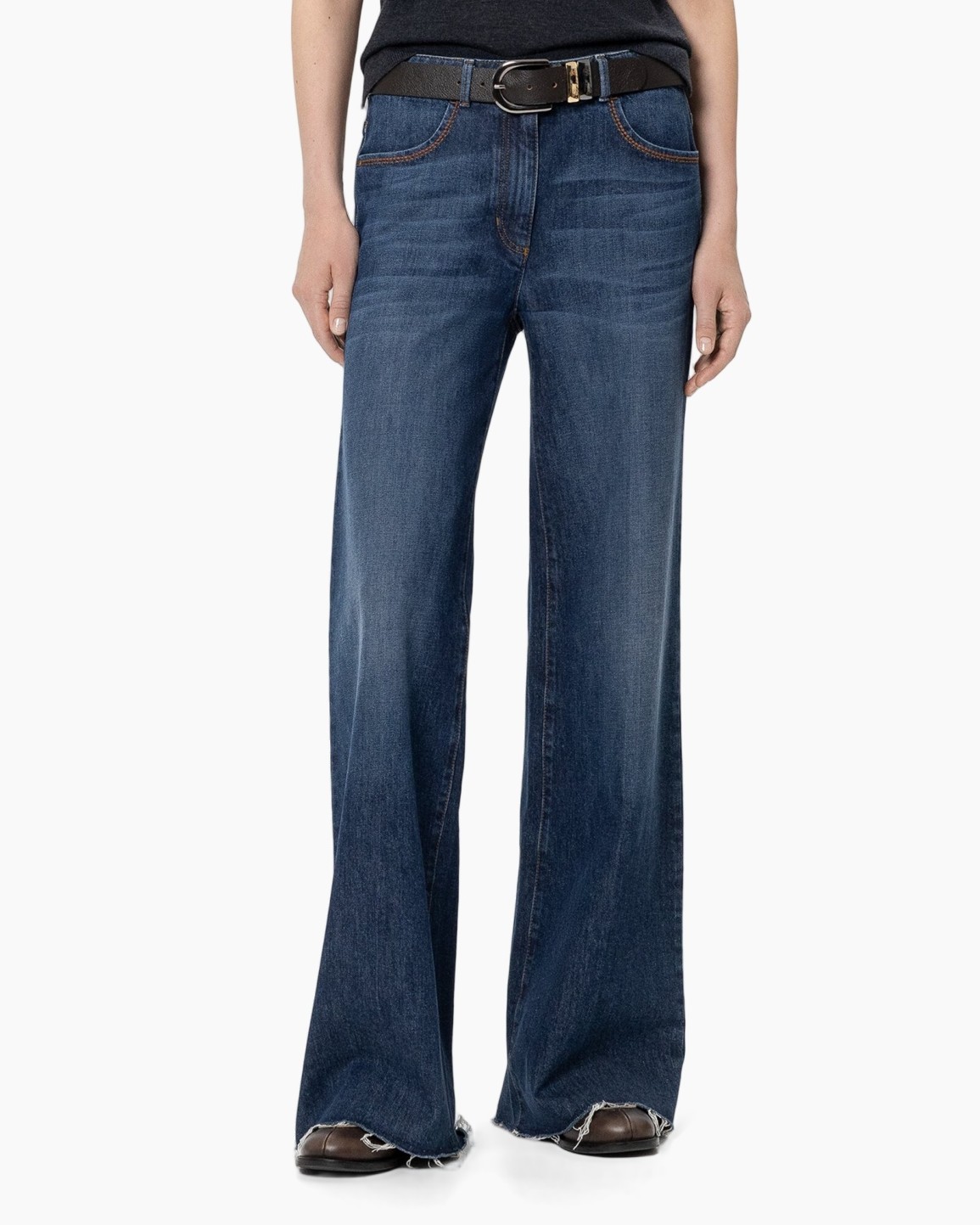 spijkerbroek, wijd uitlopende pasvorm, denim, bruine riem, uitlopende zoom