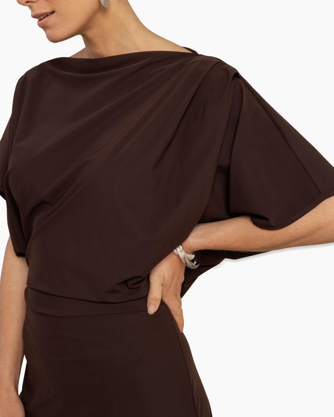 jurk, bruin, een-schouderschouder, kimono-mouw, taille-geaccentueerd