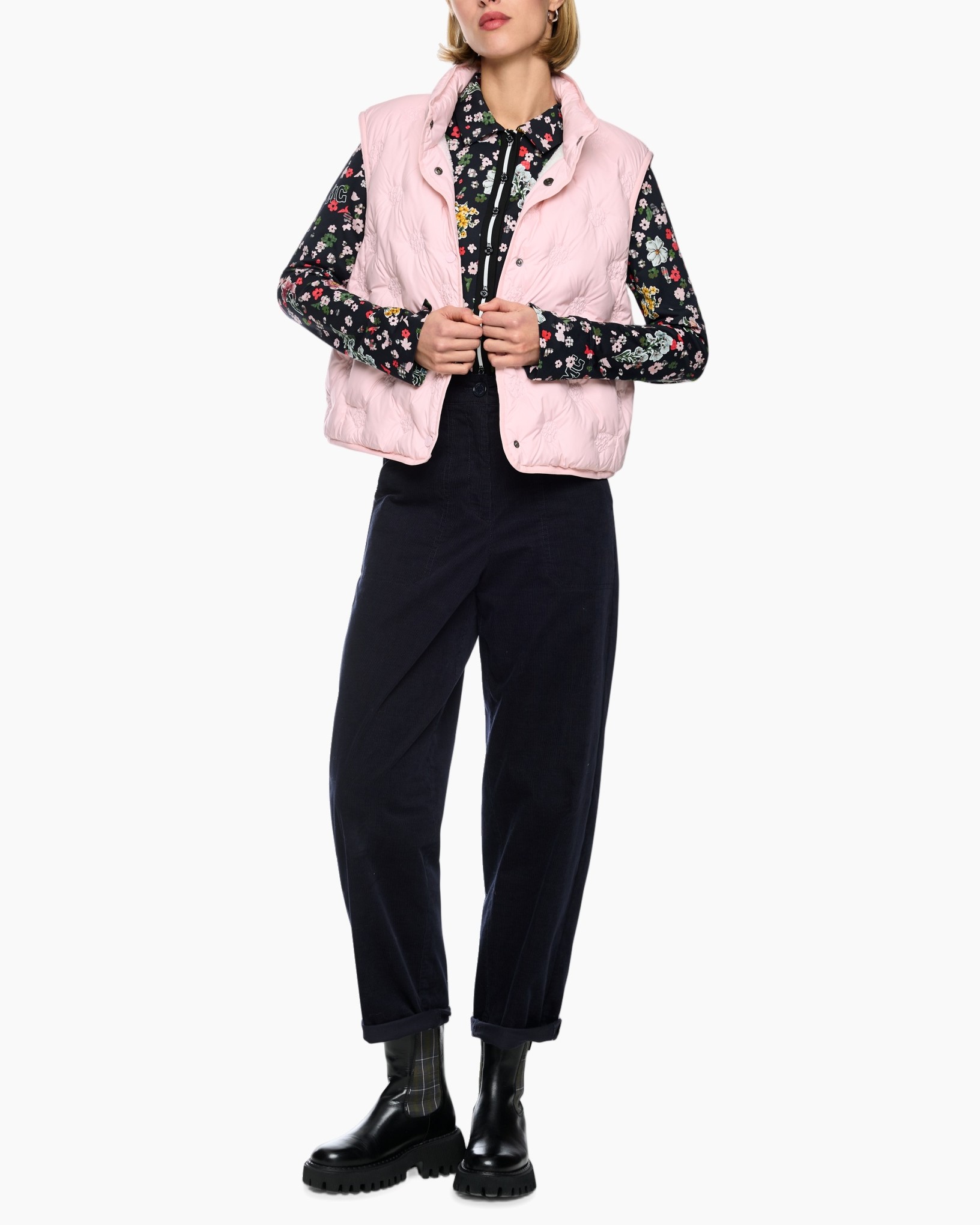 vesten, roze vest, buitenlaag, quilted, opgestikte stof, roze vest, warme padded vest, bloemenhemd, donkere broek, enkellaarzen
