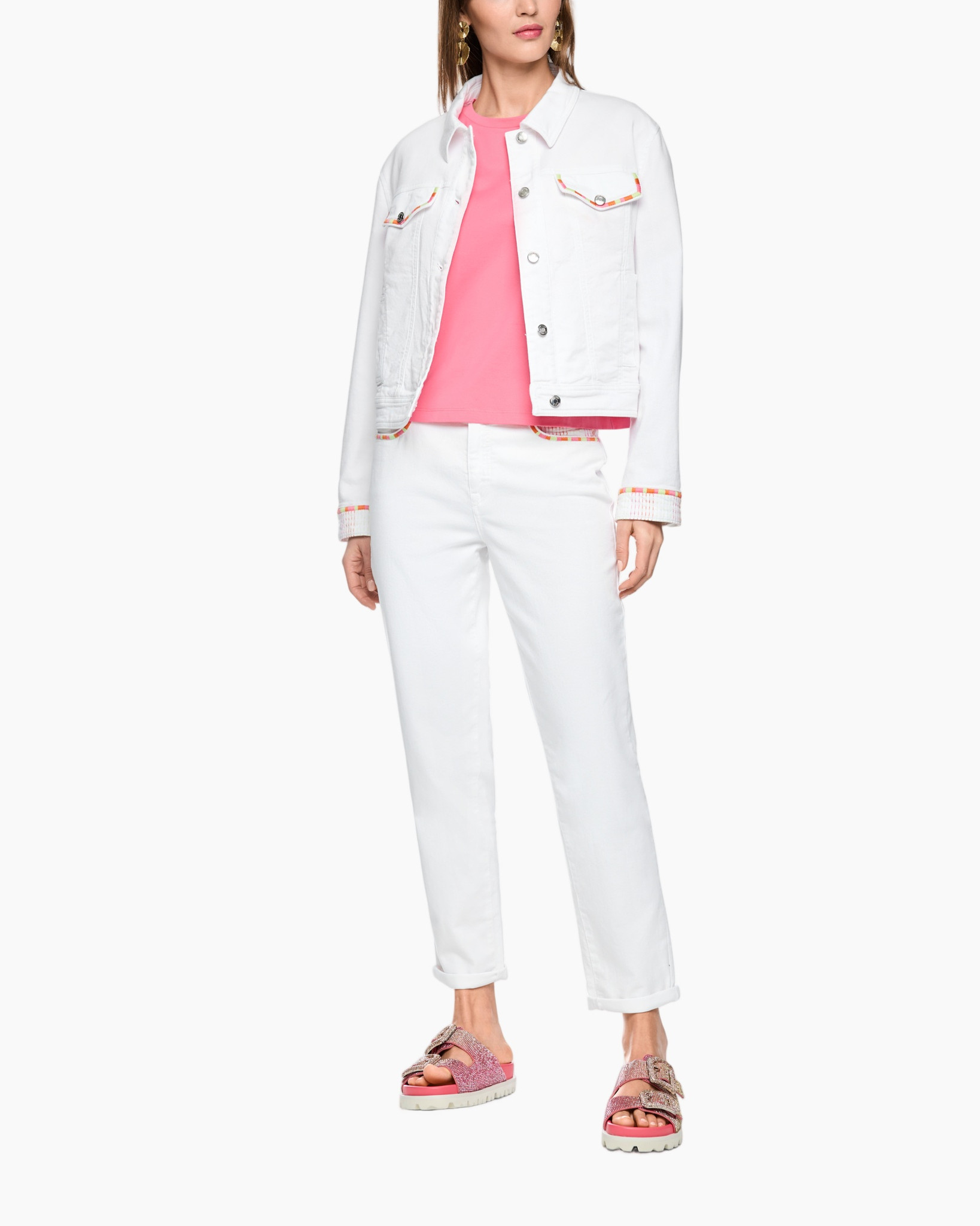 witte denim jas, roze top, witte jeans, sandaaltjes, casual outfit
