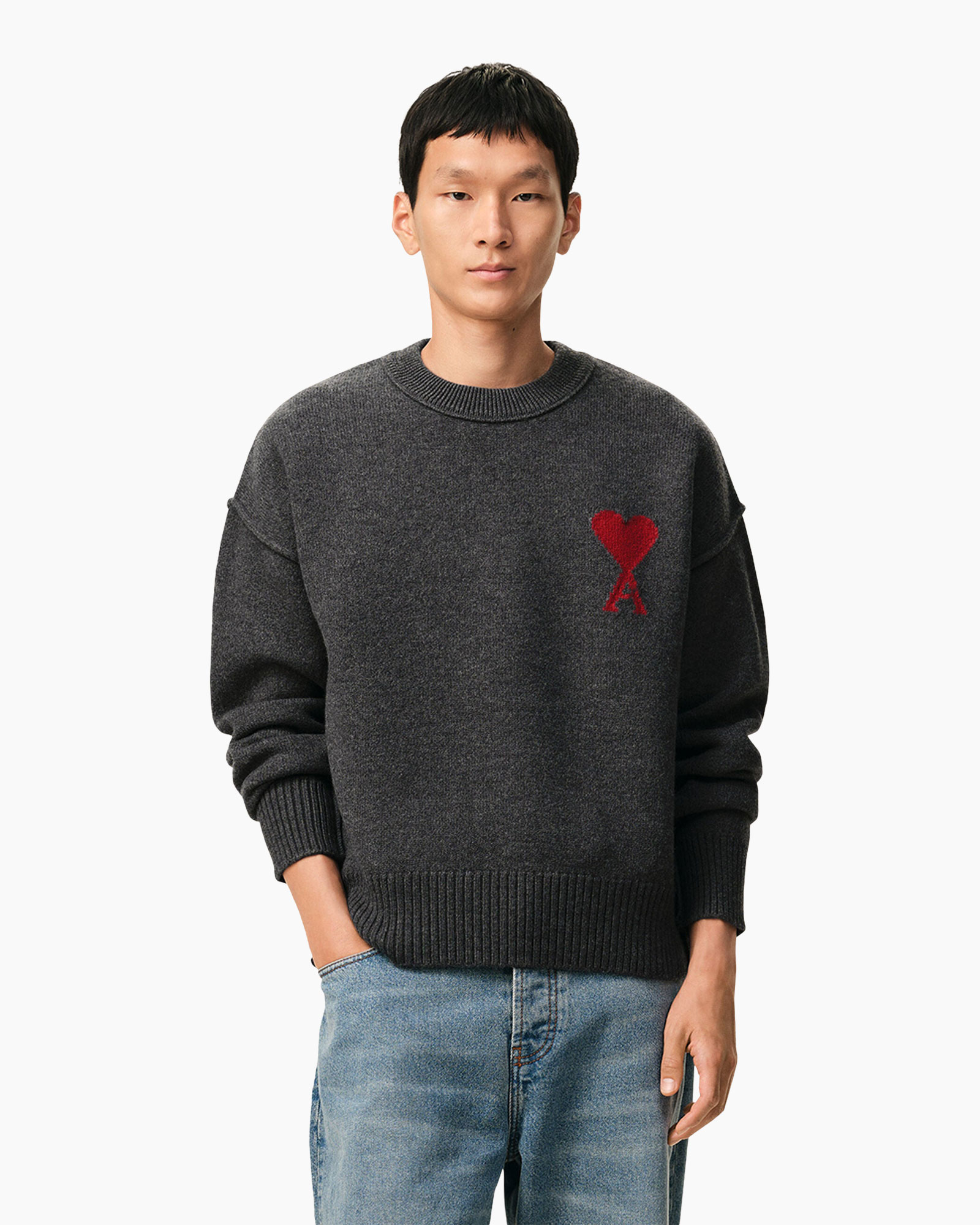 trui, donkergrijs, kraagloos? actually crew neck in NL is ronde hals, hart-embleem, lange mouwen