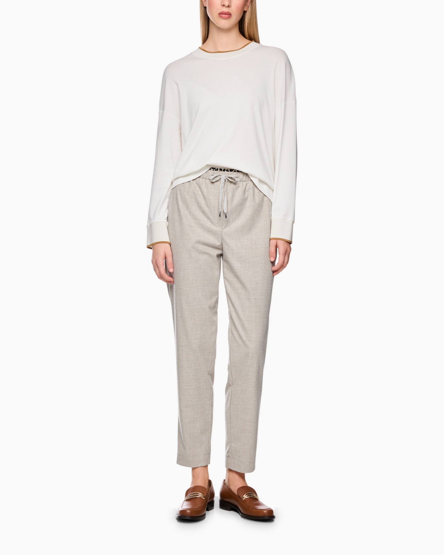 top met lange mouwen, wit, ronde hals, broek met trekkoord, beige