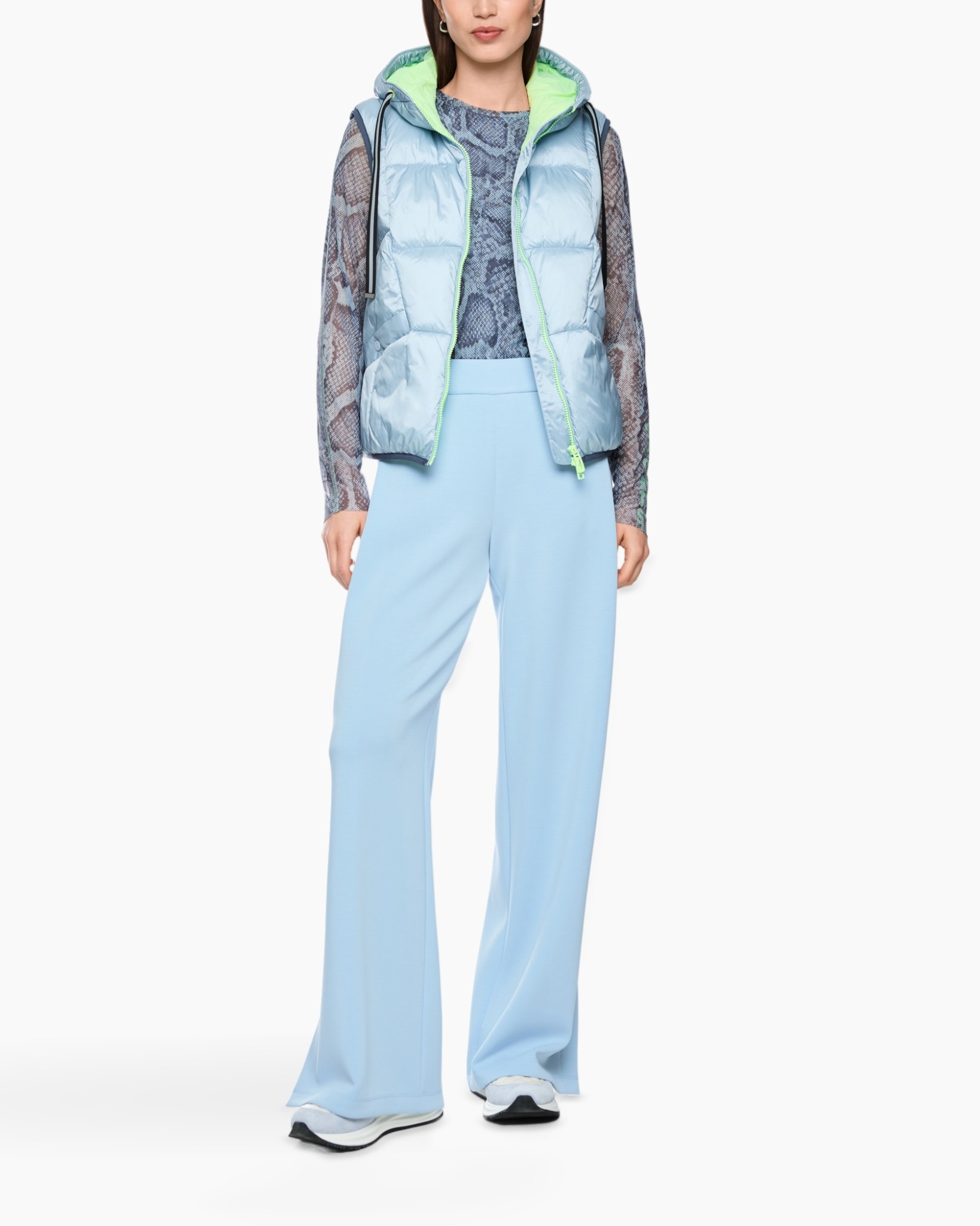 donsjas met capuchon, puffervest, lichtblauw, slangenprint mouwen, wijdte broek