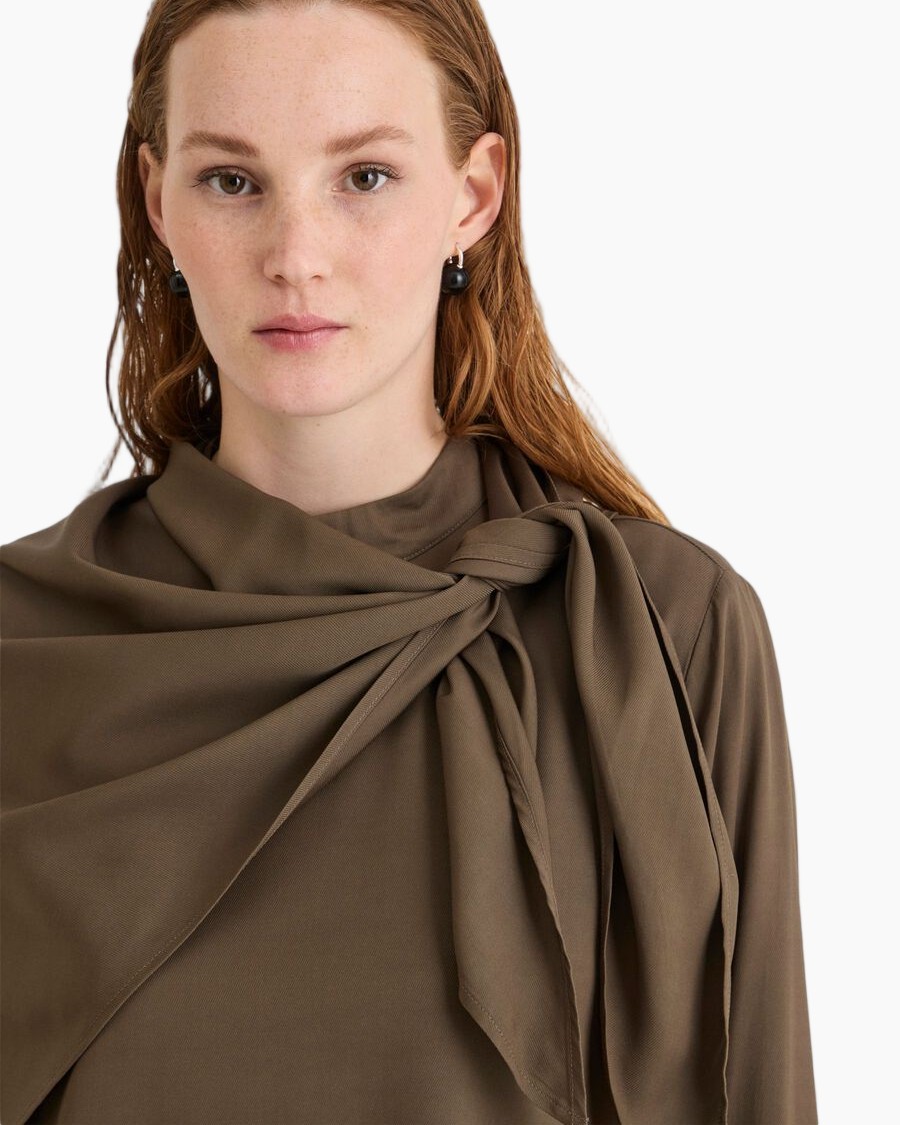 blouse, detail sjerp, bruin, lange mouw, knoopsluiting hals