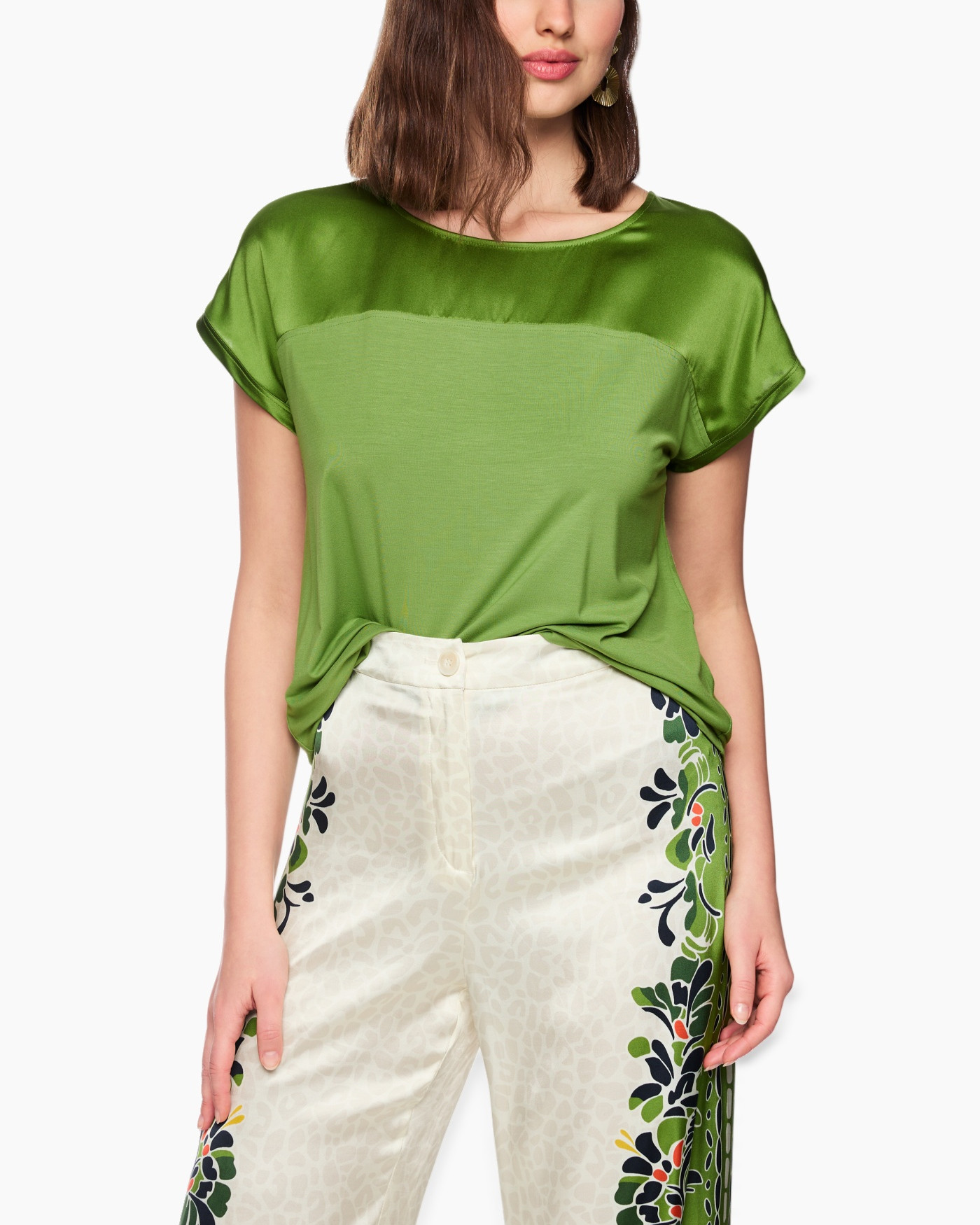 groene top, zijden shirt, korte mouw, ronde hals, gebreide uitstraling