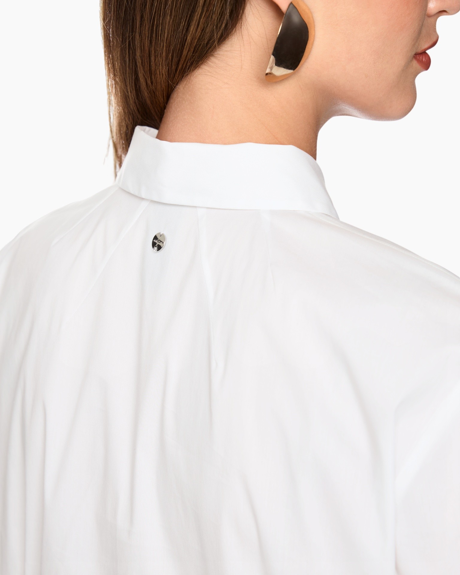 wit shirt, kraag, achterkant, knop detail, oorbel zichtbaar