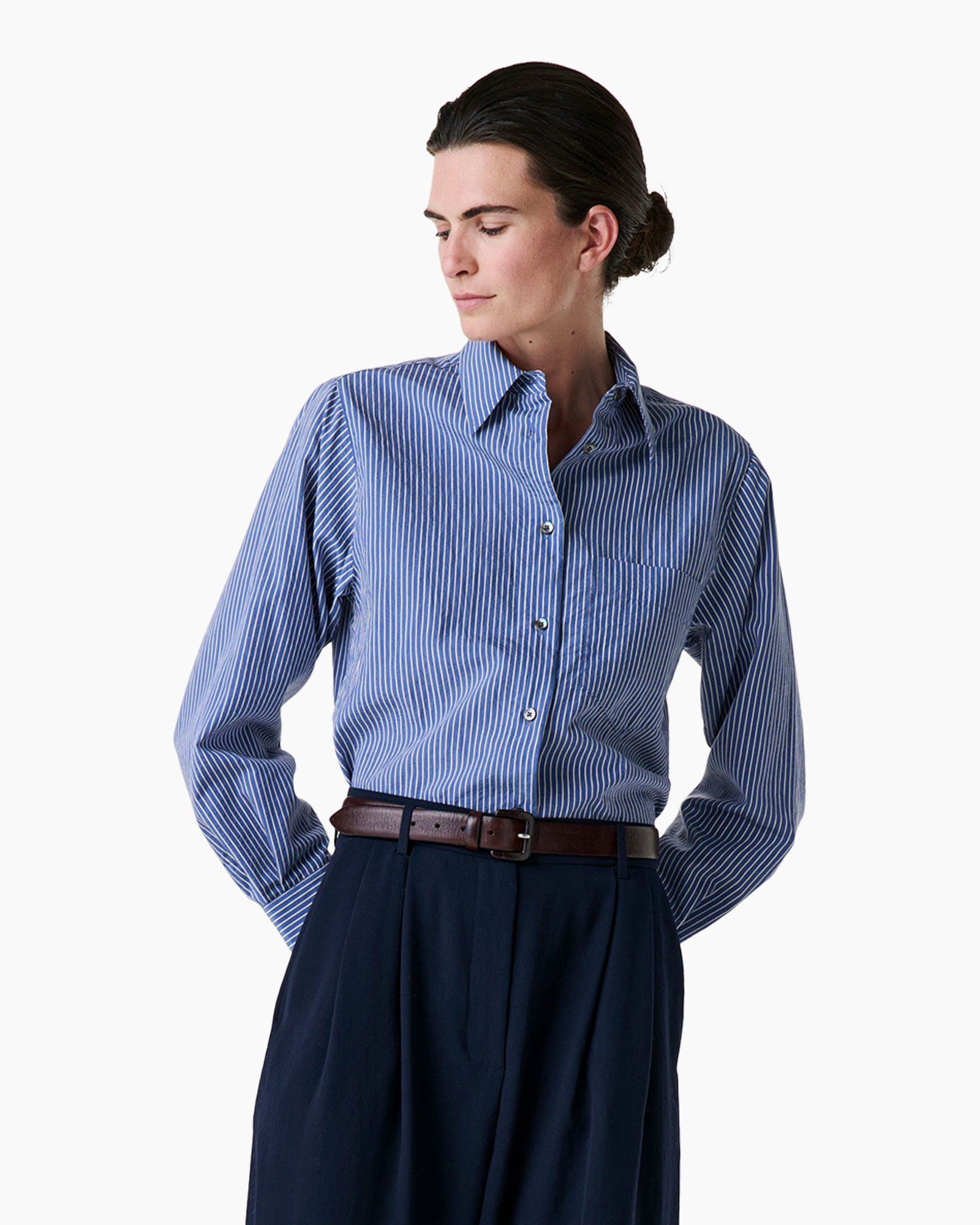 gestreept overhemd, blauw overhemd, kraagshirt, knopenhemd, riem