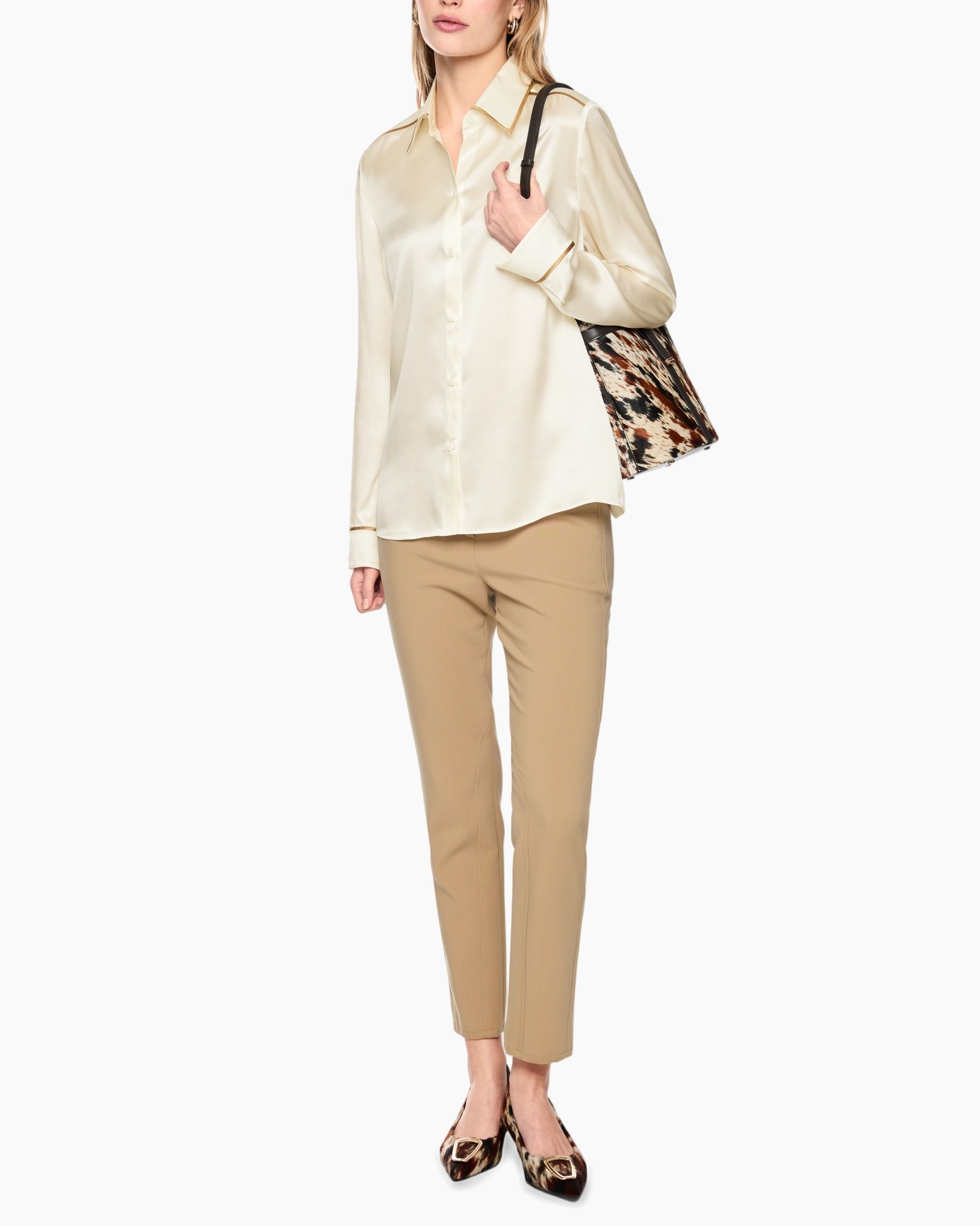 zijden blouse, crème blouse, beige broek, tassen fauteuil, leeuw print tas